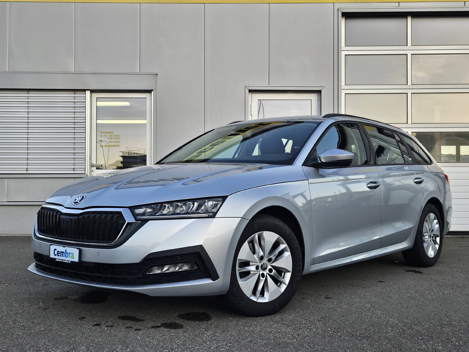 SKODA Octavia Combi 2.0 TDI Ambition 4x4 DSG * Frisch ab MFK * Anhängerkupplung * 8- fach bereift *-image-1