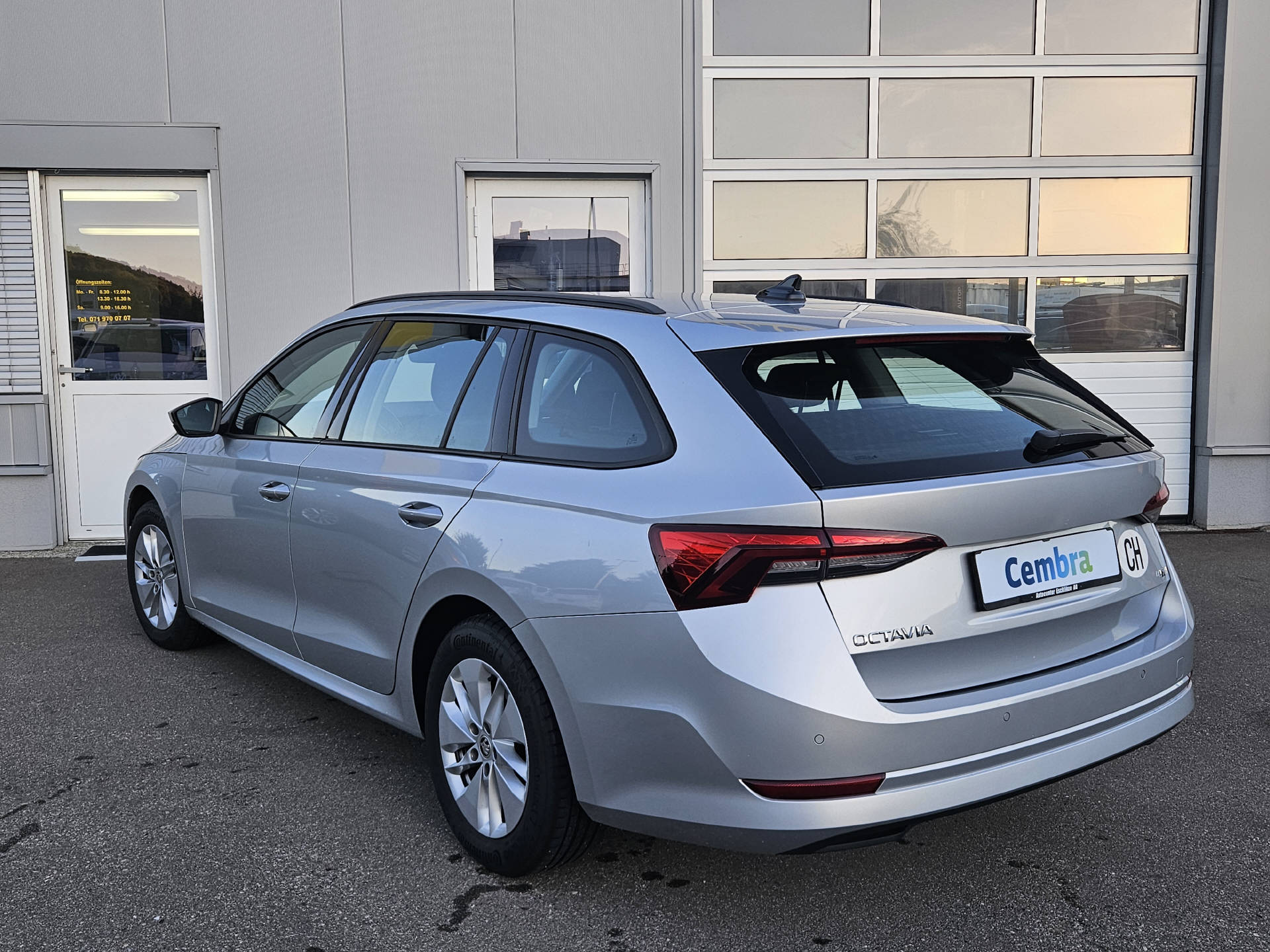 SKODA Octavia Combi 2.0 TDI Ambition 4x4 DSG * Frisch ab MFK * Anhängerkupplung * 8- fach bereift *-image-7