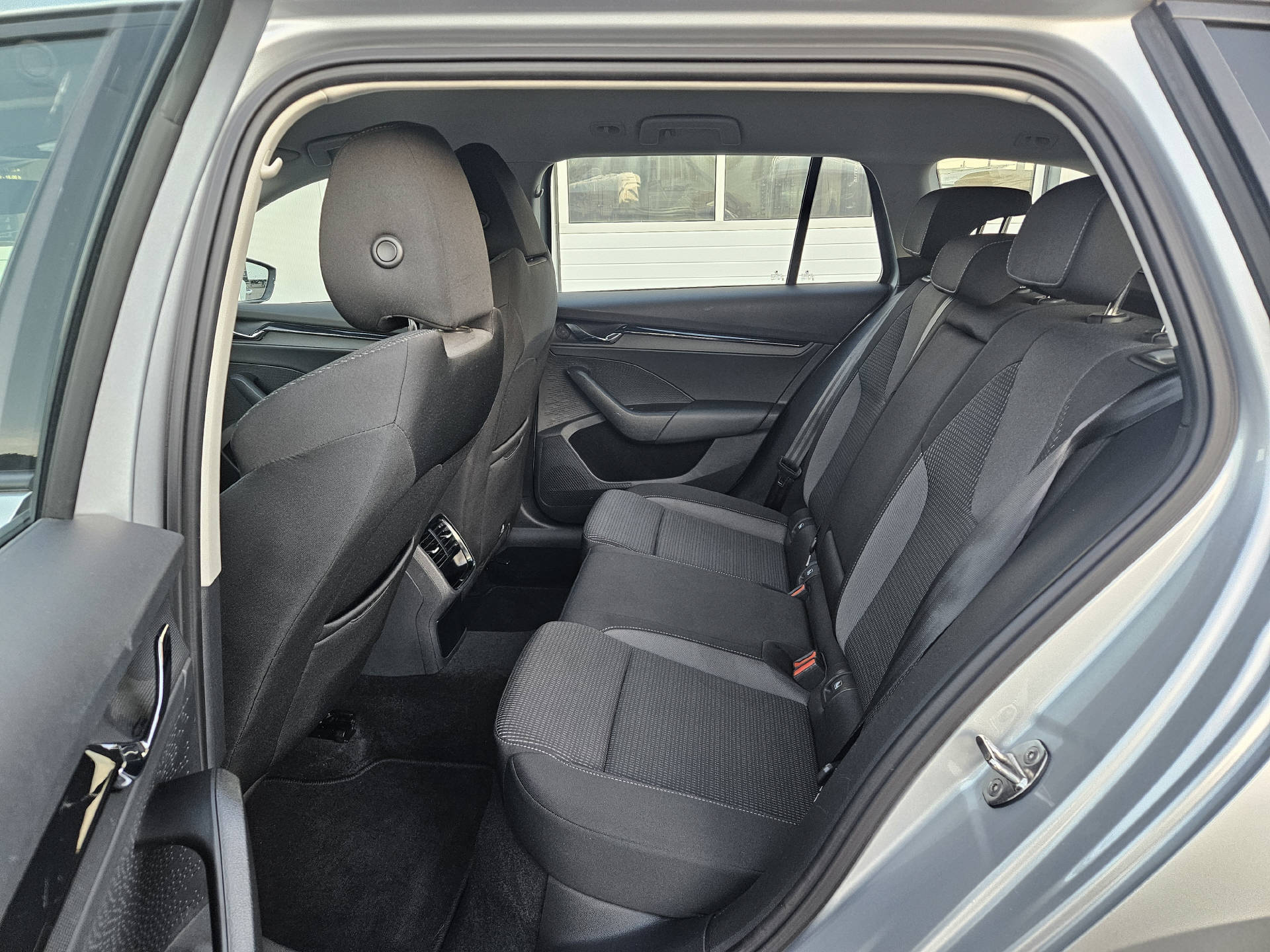 SKODA Octavia Combi 2.0 TDI Ambition 4x4 DSG * Frisch ab MFK * Anhängerkupplung * 8- fach bereift *-image-14