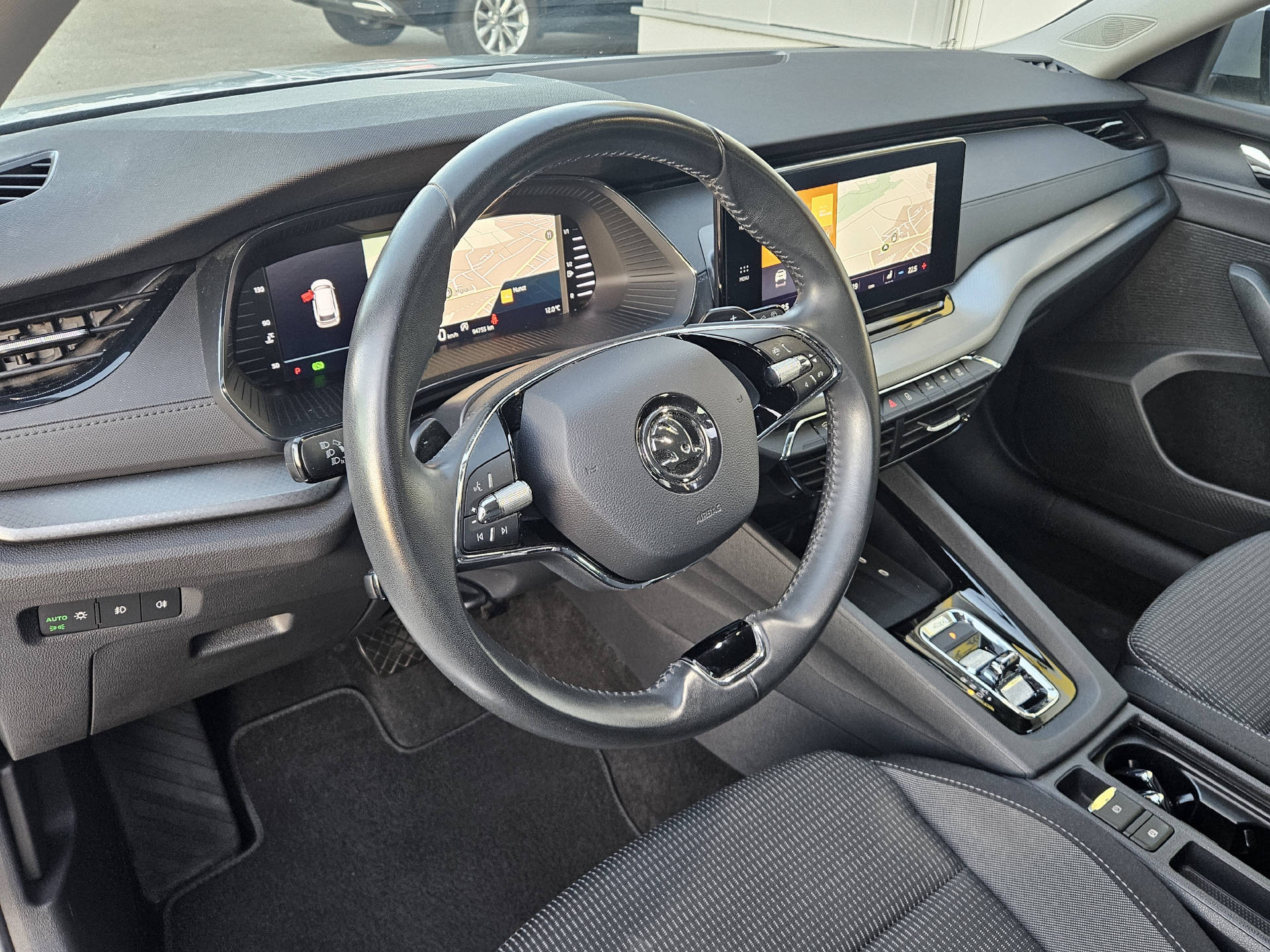 SKODA Octavia Combi 2.0 TDI Ambition 4x4 DSG * Frisch ab MFK * Anhängerkupplung * 8- fach bereift *-image-11
