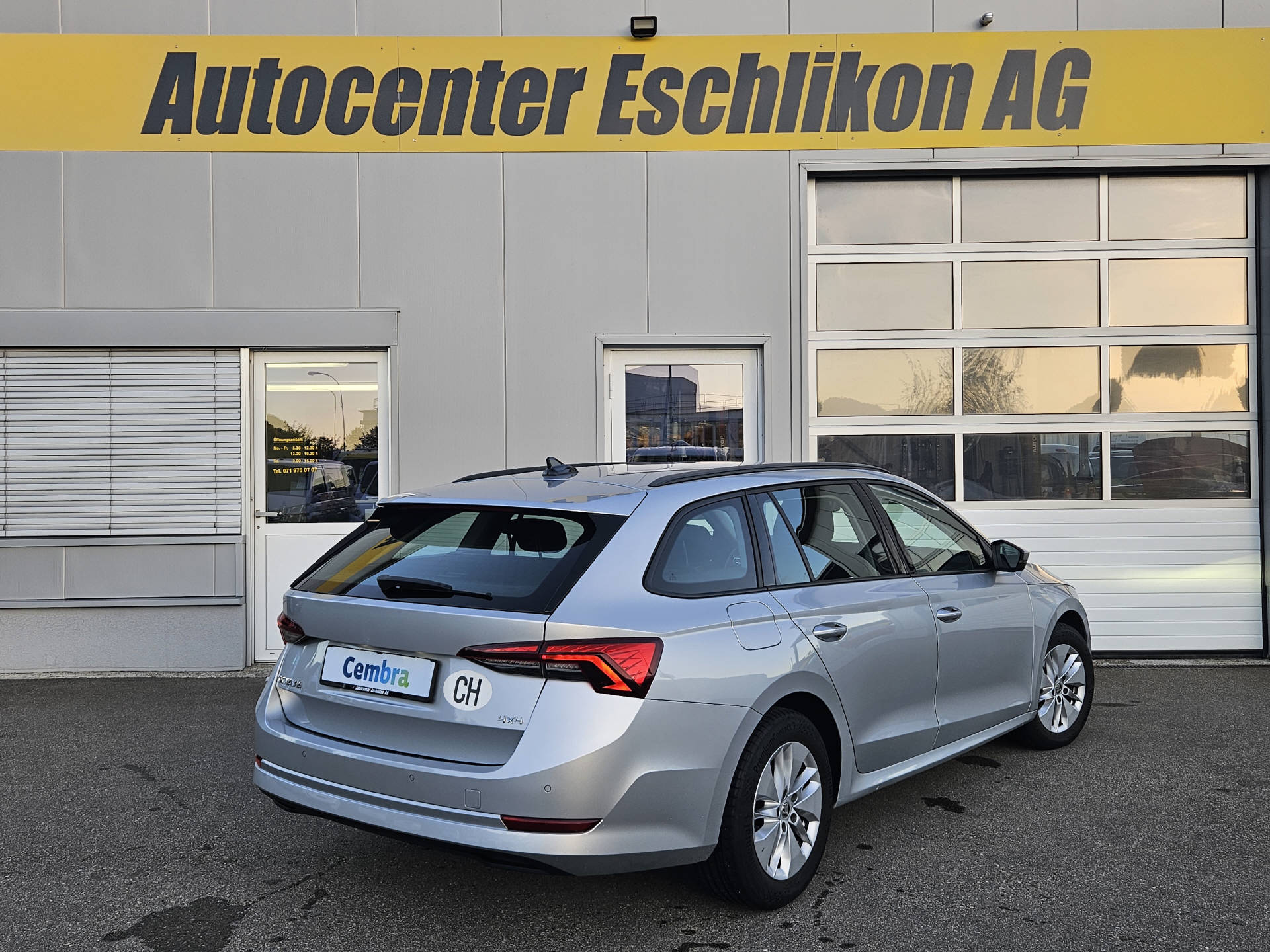 SKODA Octavia Combi 2.0 TDI Ambition 4x4 DSG * Frisch ab MFK * Anhängerkupplung * 8- fach bereift *-image-4