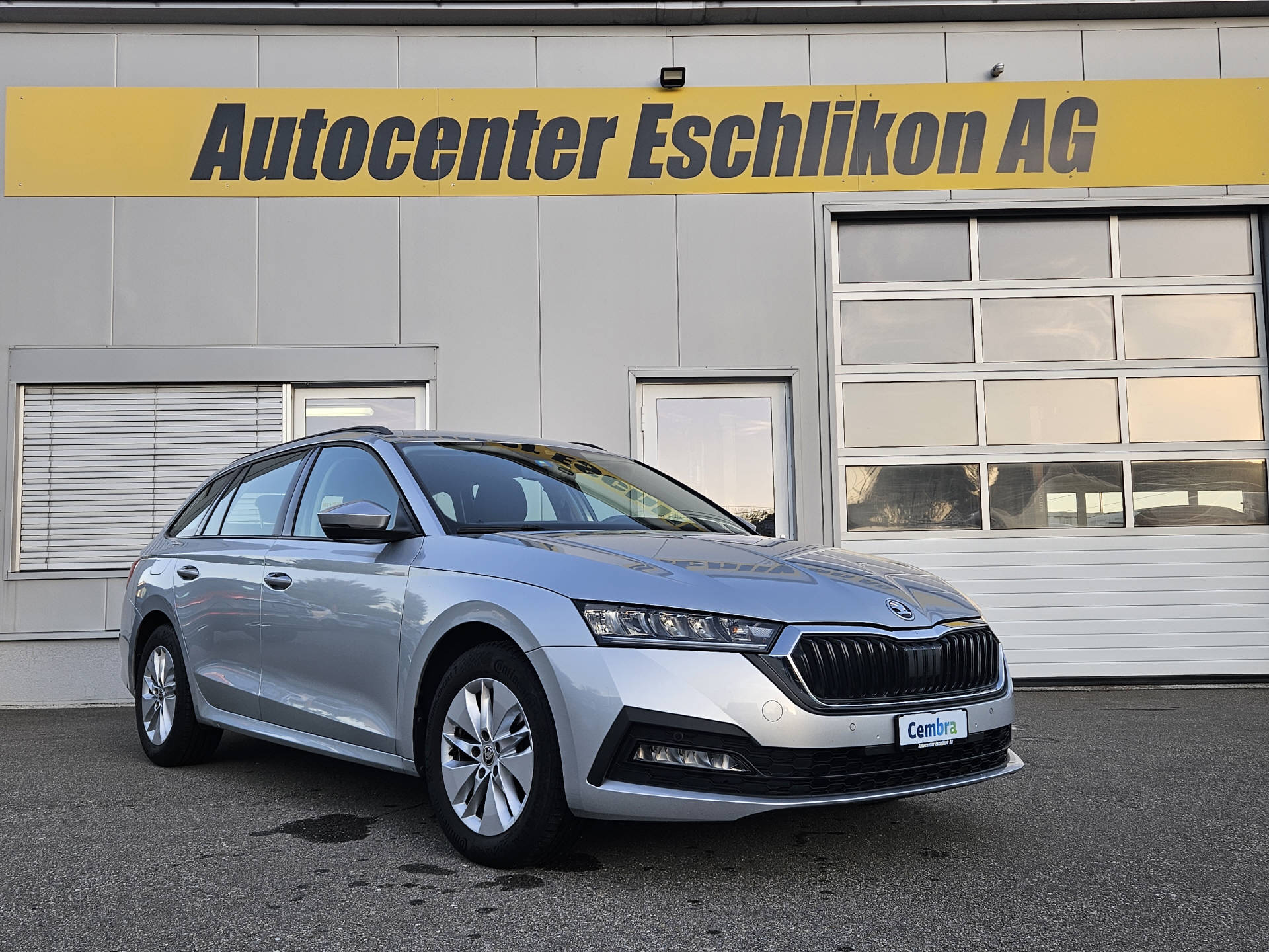 SKODA Octavia Combi 2.0 TDI Ambition 4x4 DSG * Frisch ab MFK * Anhängerkupplung * 8- fach bereift *-image-3