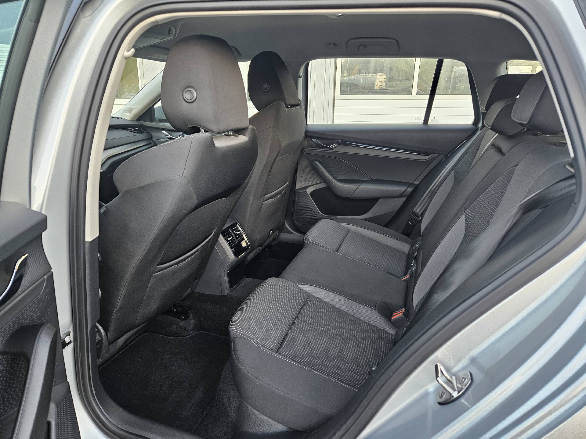 SKODA Octavia Combi 2.0 TDI Ambition 4x4 DSG * Frisch ab MFK * Anhängerkupplung * 8- fach bereift *-image-15