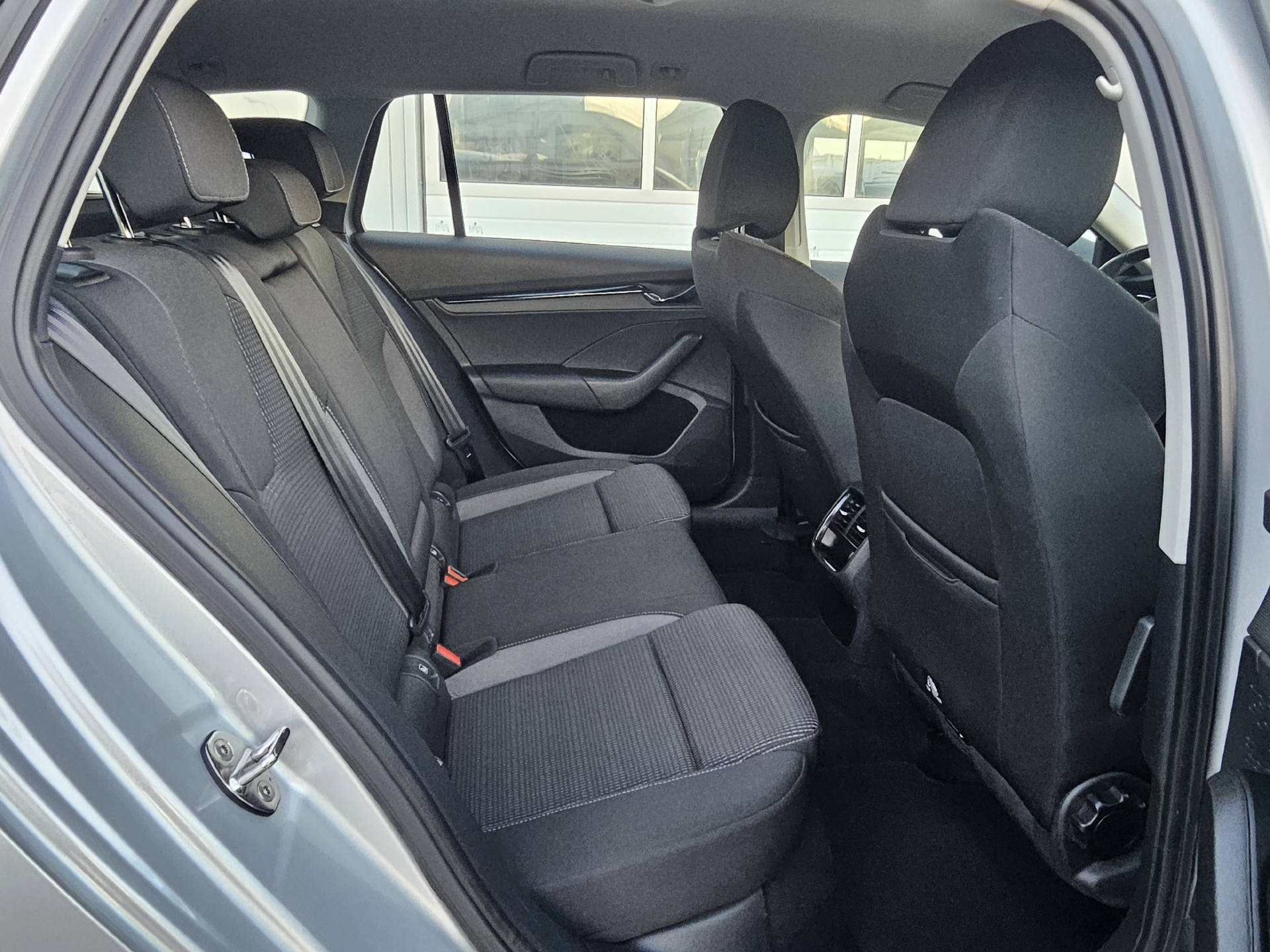 SKODA Octavia Combi 2.0 TDI Ambition 4x4 DSG * Frisch ab MFK * Anhängerkupplung * 8- fach bereift *-image-16