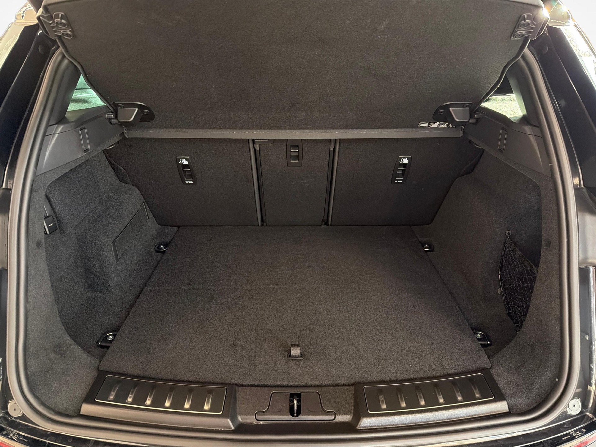 LAND ROVER Range Rover Evoque 1.5 T 270e Dynamic SE-image-11