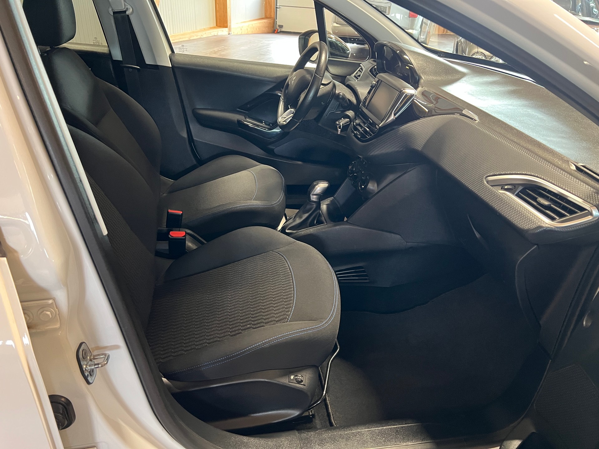 PEUGEOT 208 1.2 PureTech Style-image-11