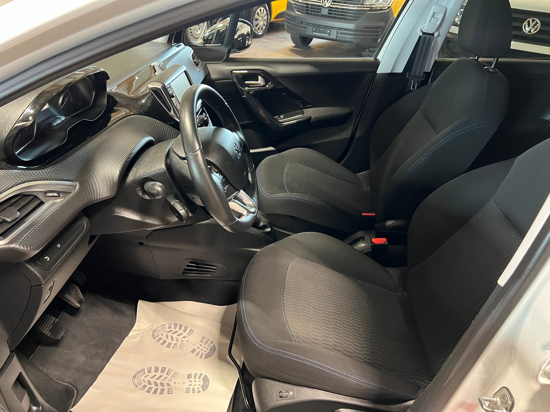 PEUGEOT 208 1.2 PureTech Style-image-8