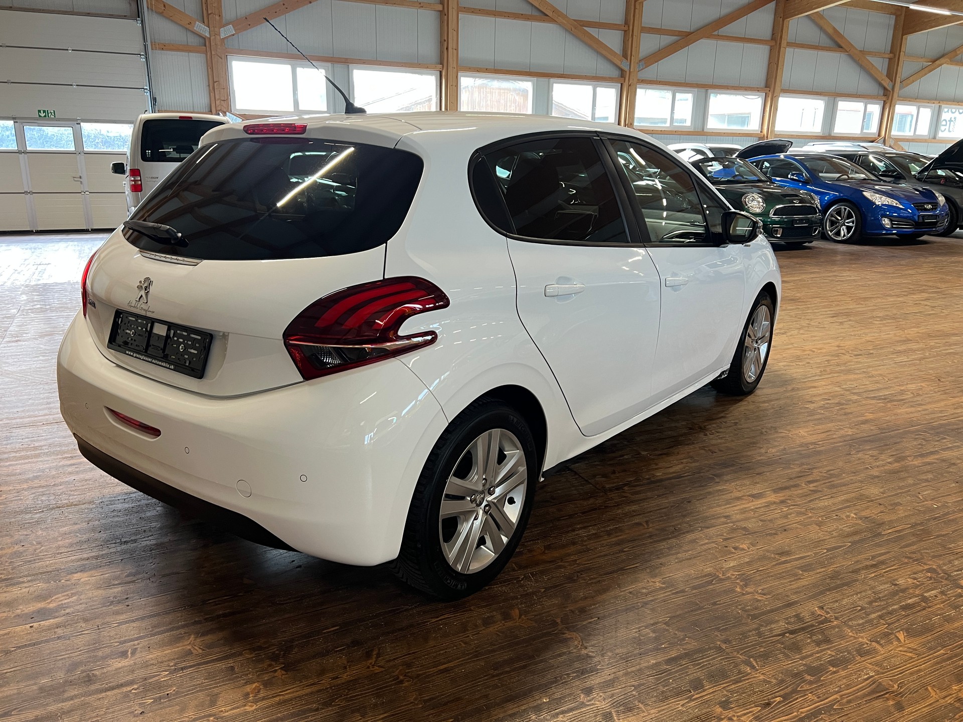 PEUGEOT 208 1.2 PureTech Style-image-4