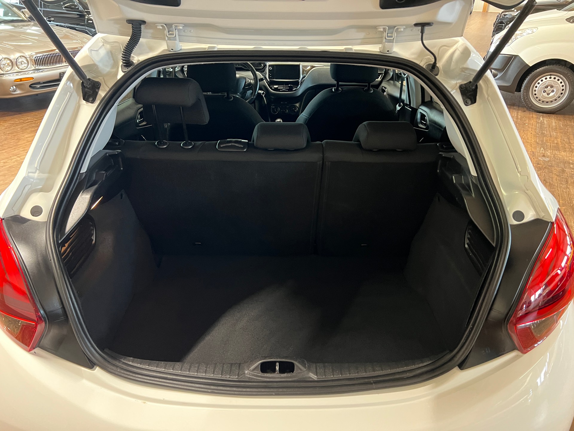 PEUGEOT 208 1.2 PureTech Style-image-15