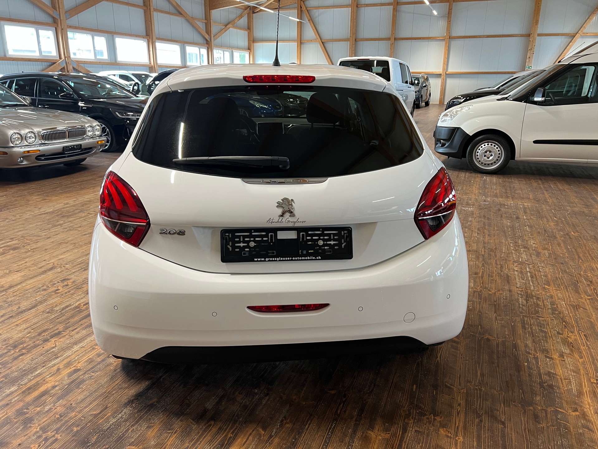 PEUGEOT 208 1.2 PureTech Style-image-5