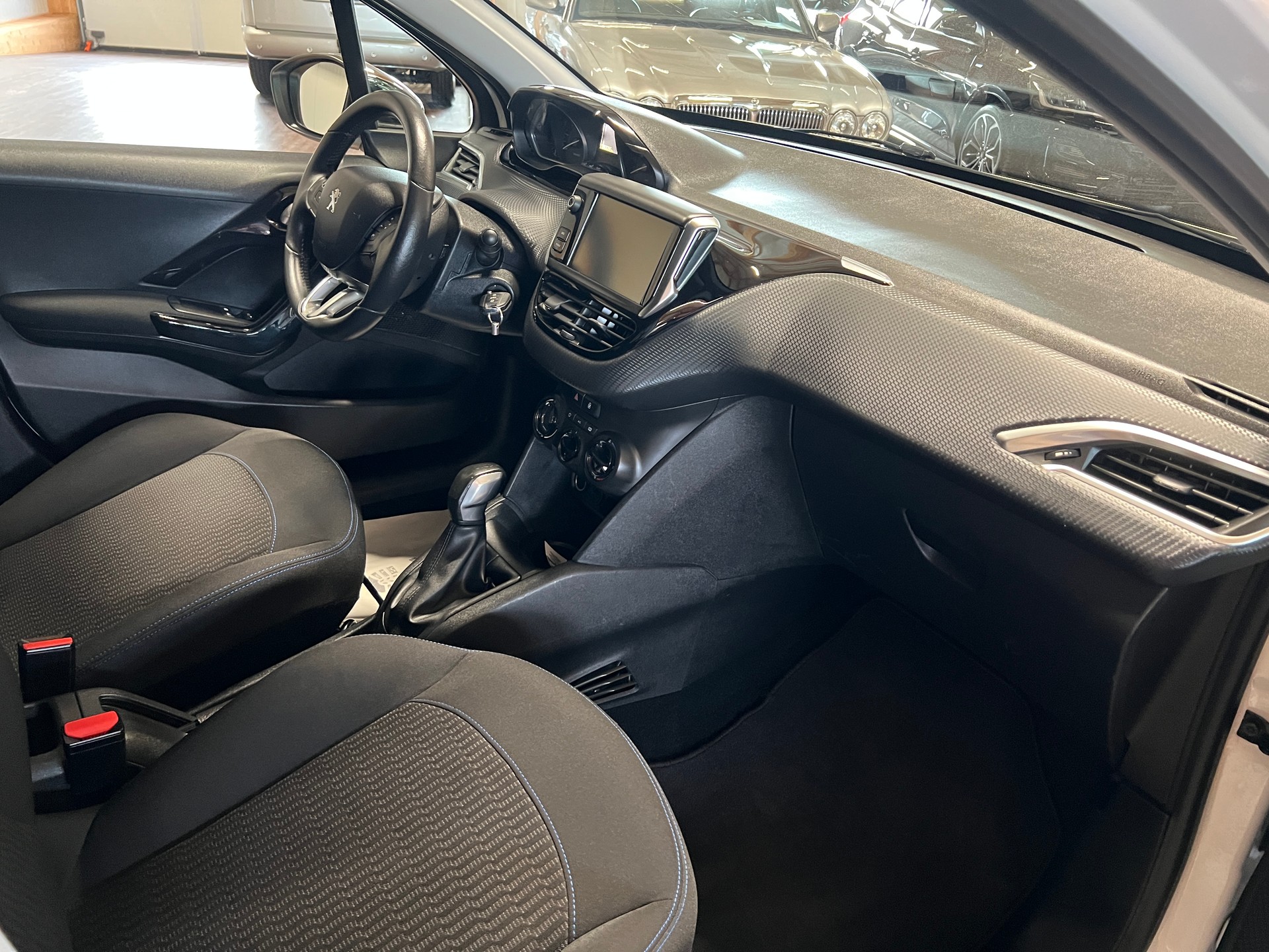 PEUGEOT 208 1.2 PureTech Style-image-12
