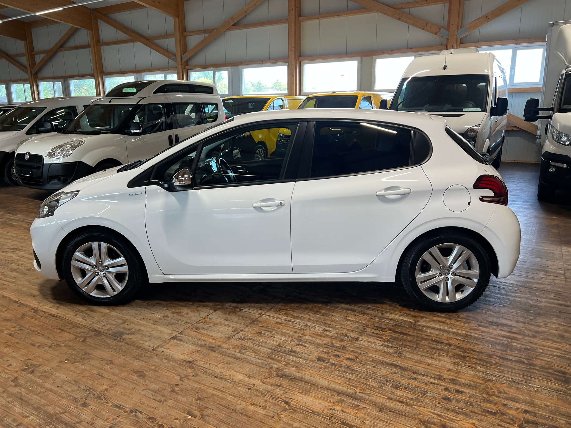 PEUGEOT 208 1.2 PureTech Style-image-7
