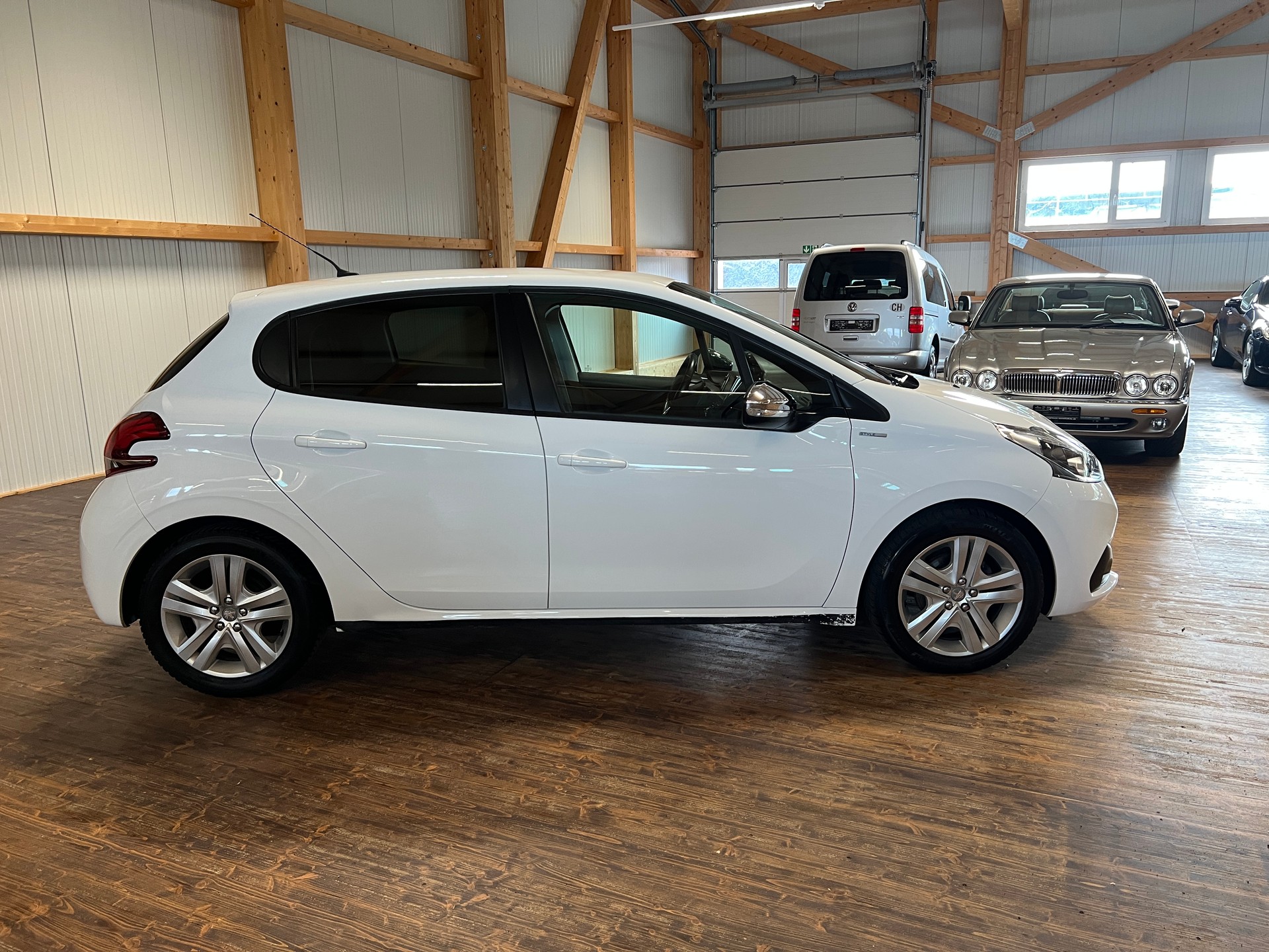 PEUGEOT 208 1.2 PureTech Style-image-3