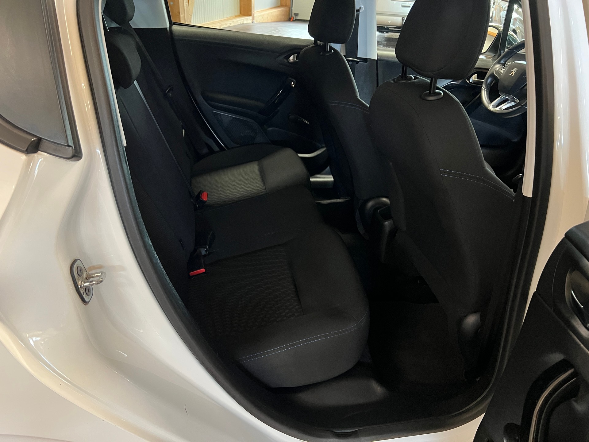 PEUGEOT 208 1.2 PureTech Style-image-14