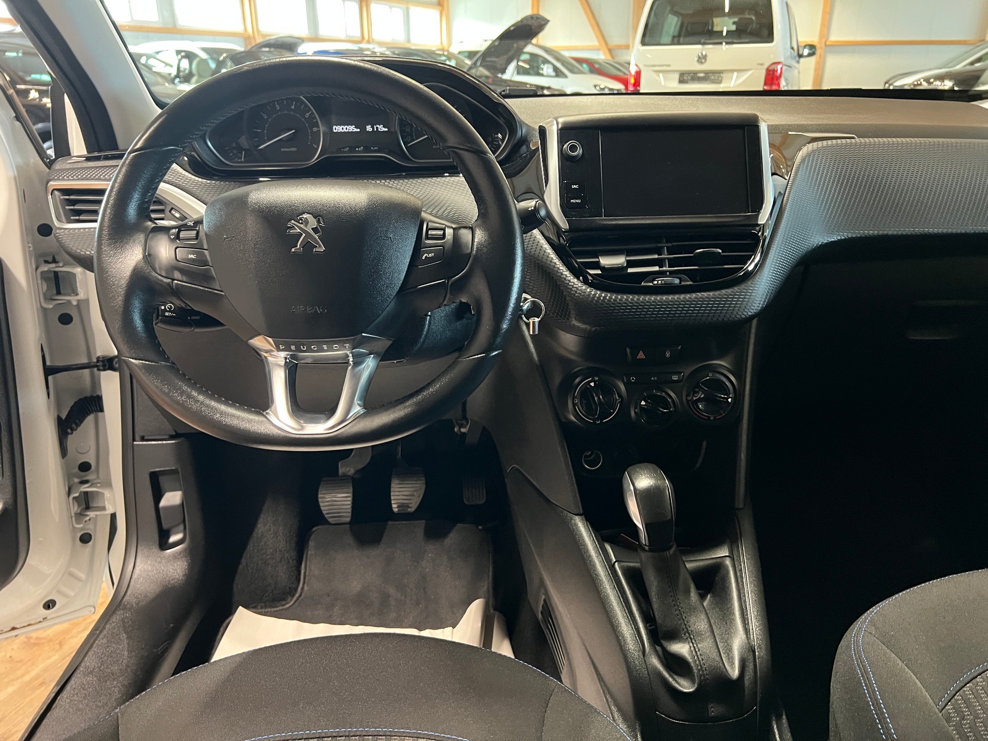 PEUGEOT 208 1.2 PureTech Style-image-10