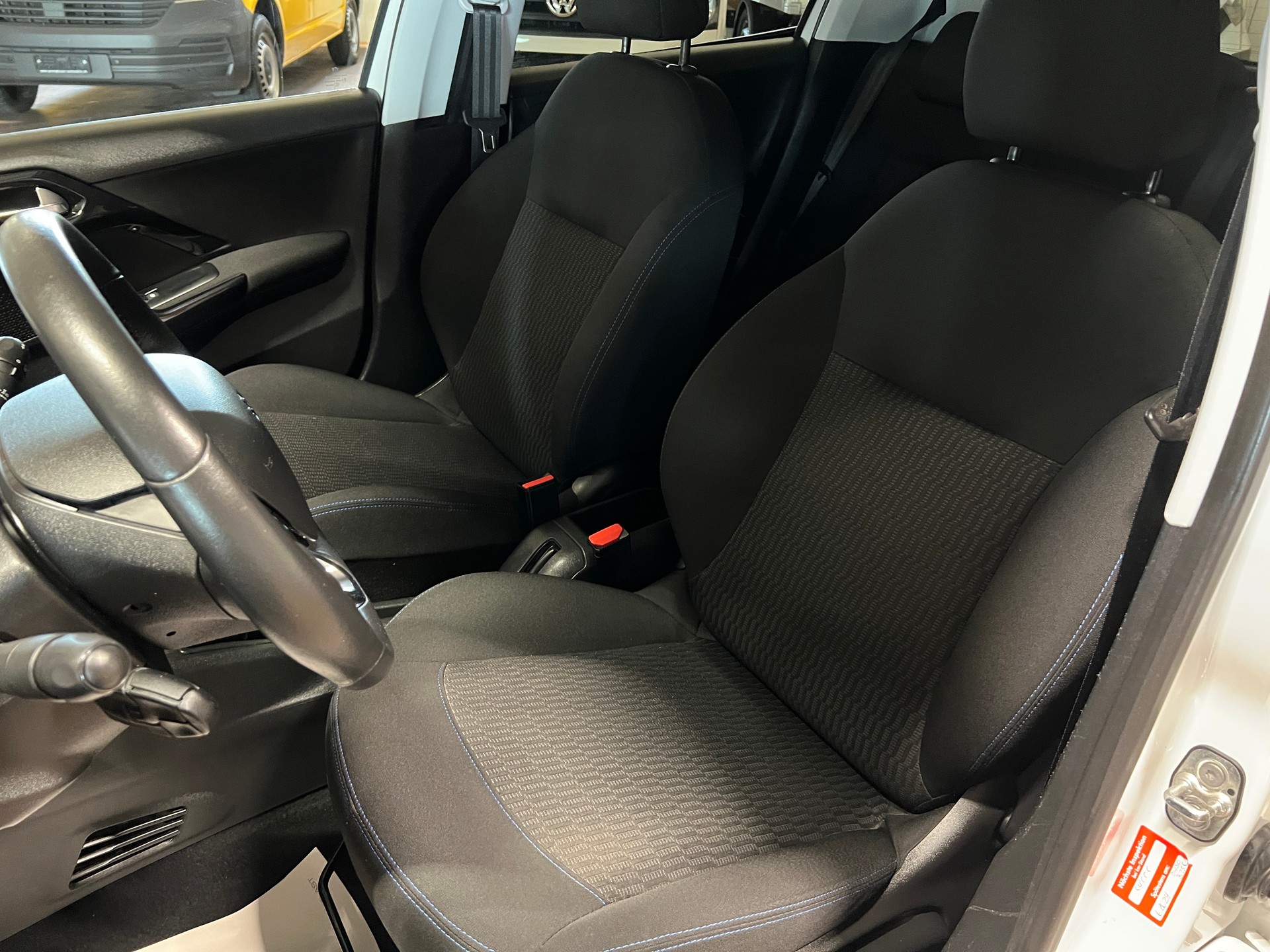 PEUGEOT 208 1.2 PureTech Style-image-9