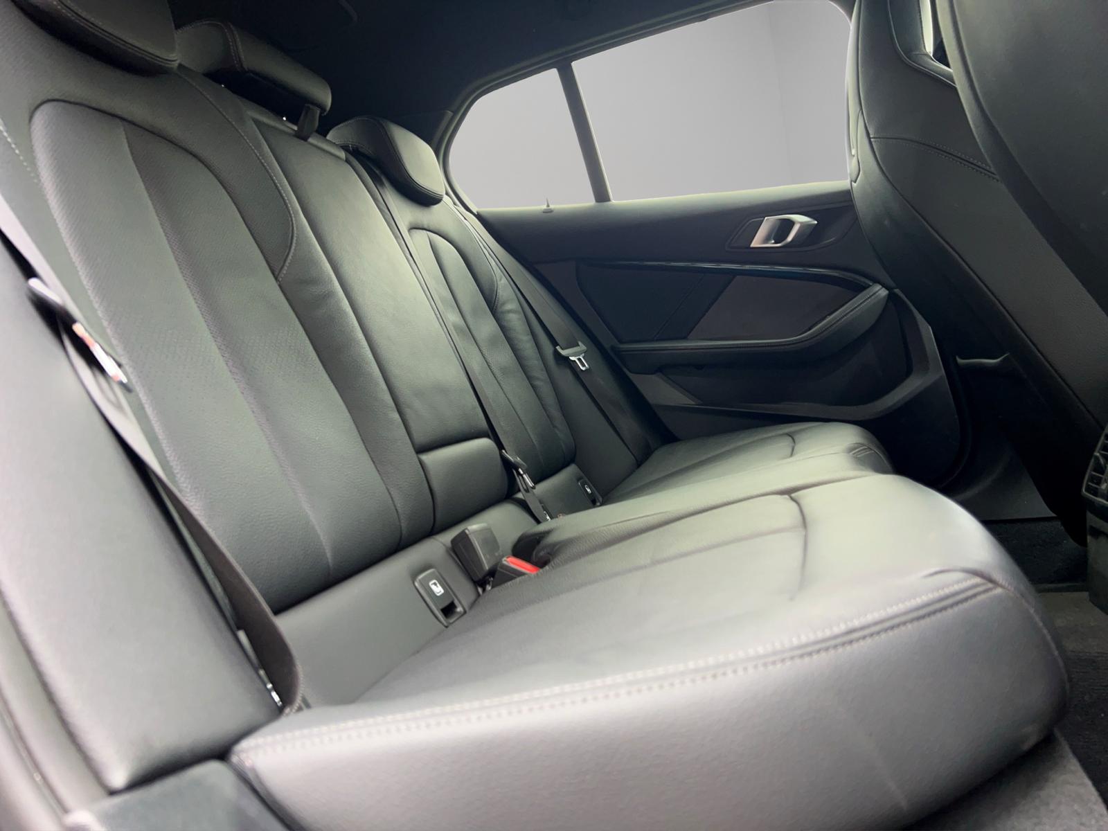 BMW M135i xDrive Steptronic-image-24