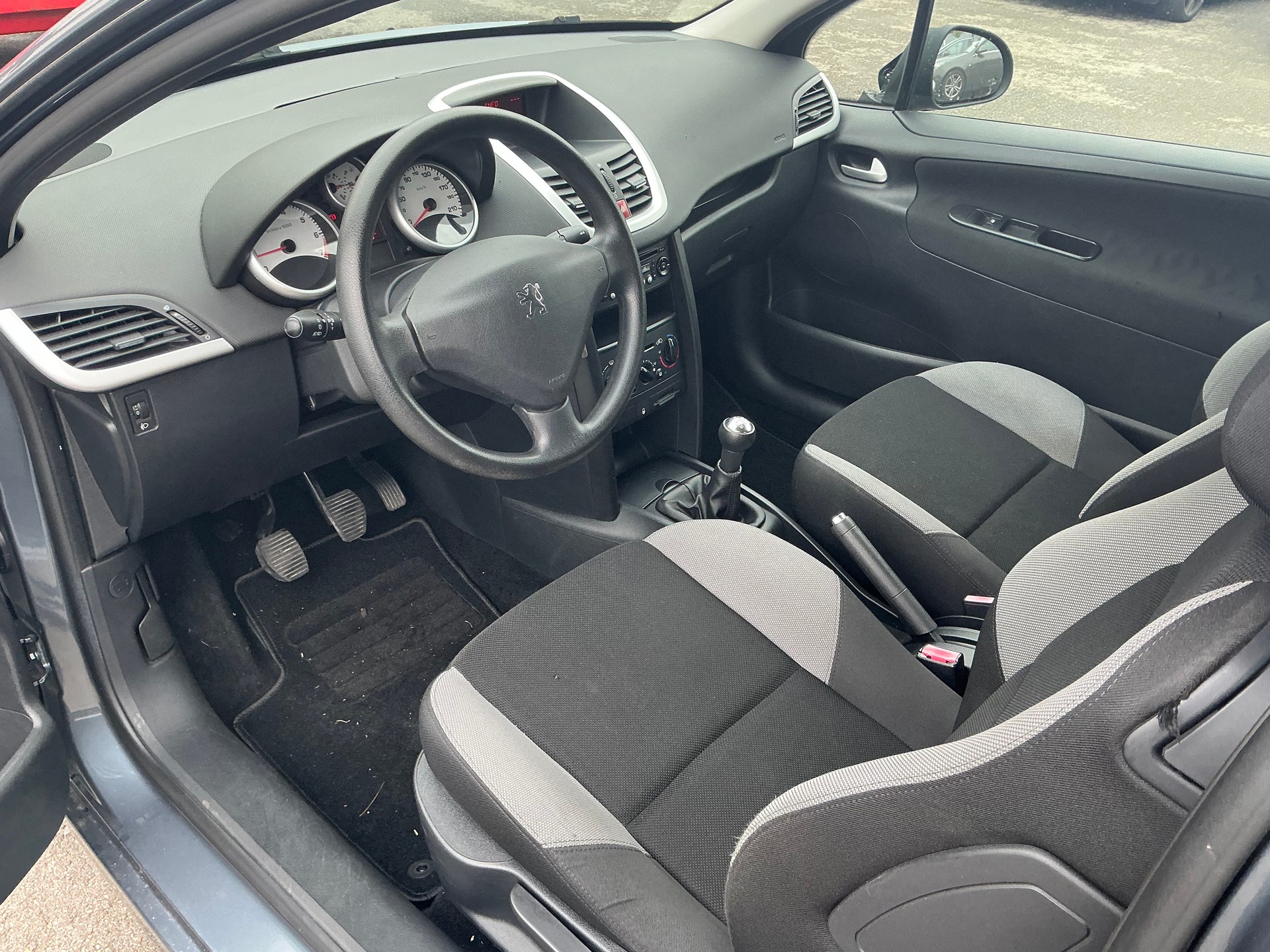 PEUGEOT 207 1.4 16V Trendy-image-6