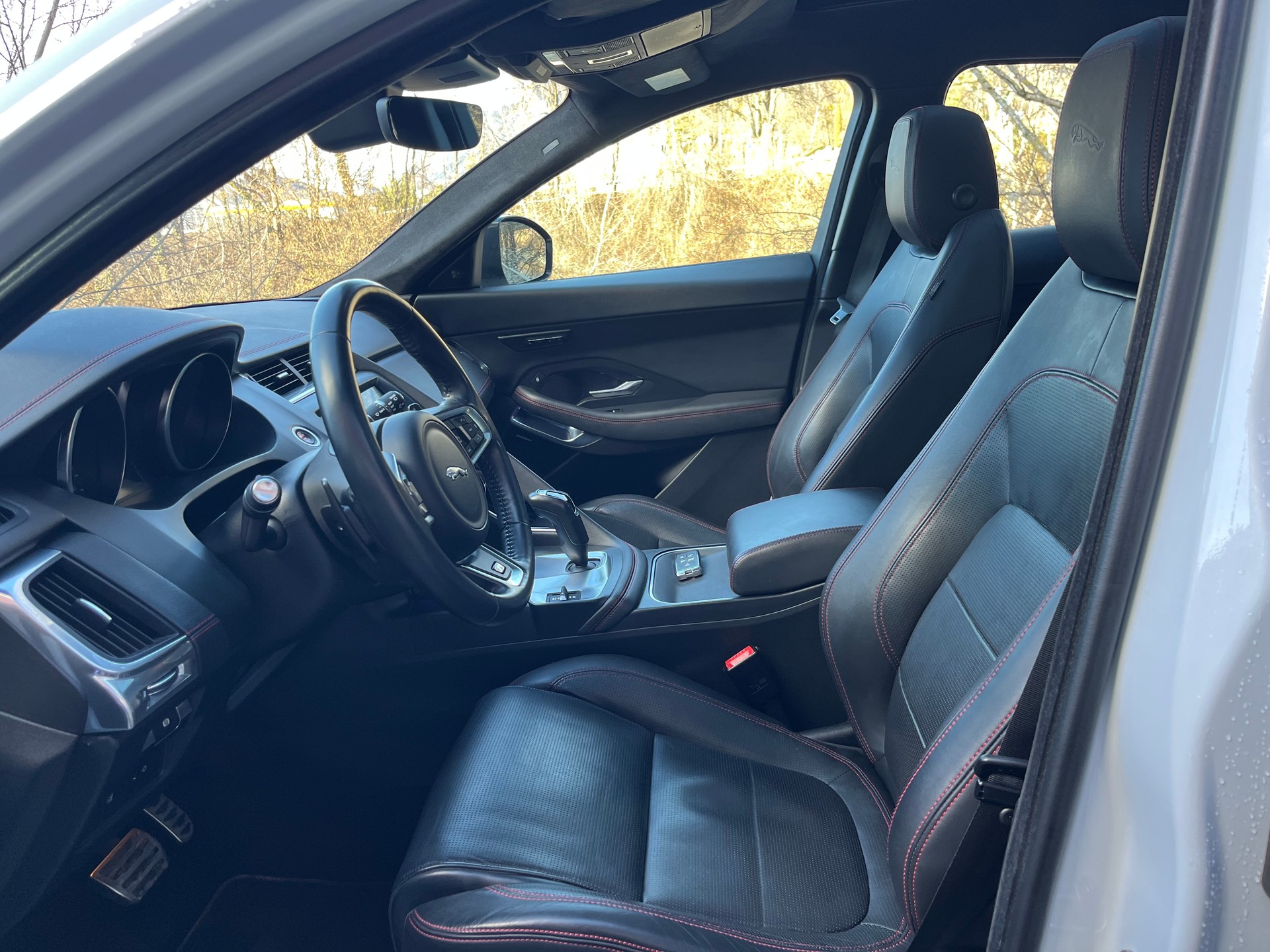 JAGUAR E-Pace 2.0 P250 First Edition AWD Automatik-image-4
