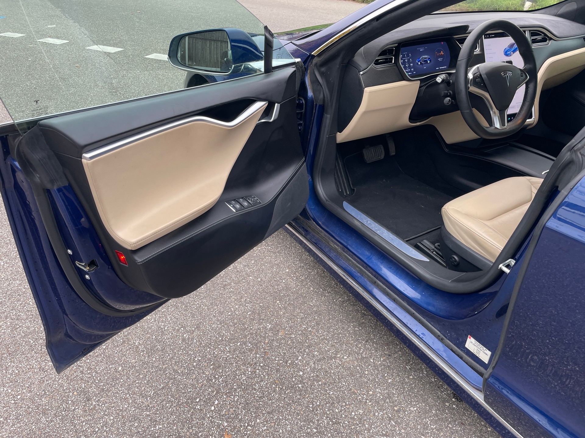 TESLA Model S 90 D-image-12