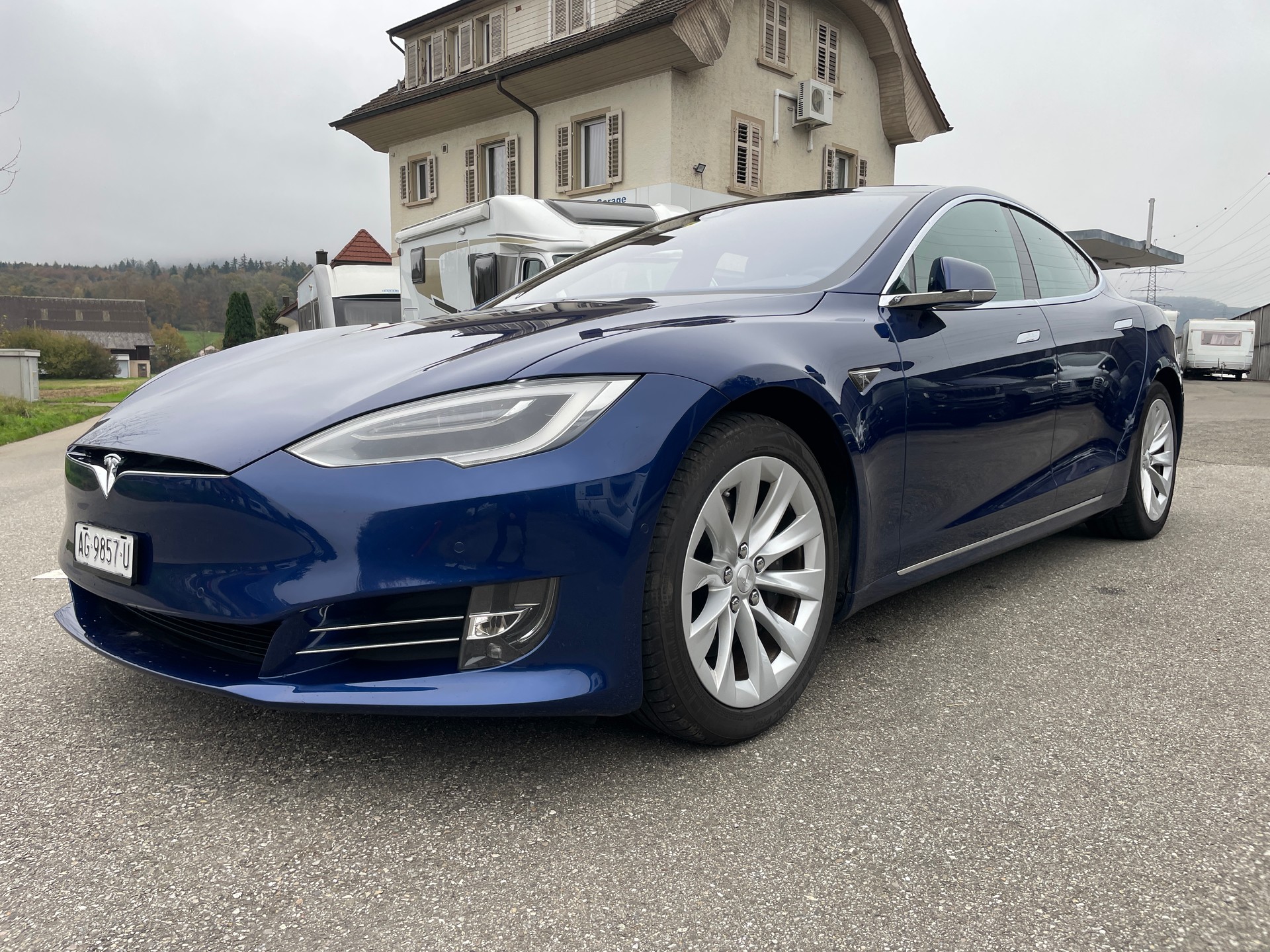 TESLA Model S 90 D-showroom-element-2