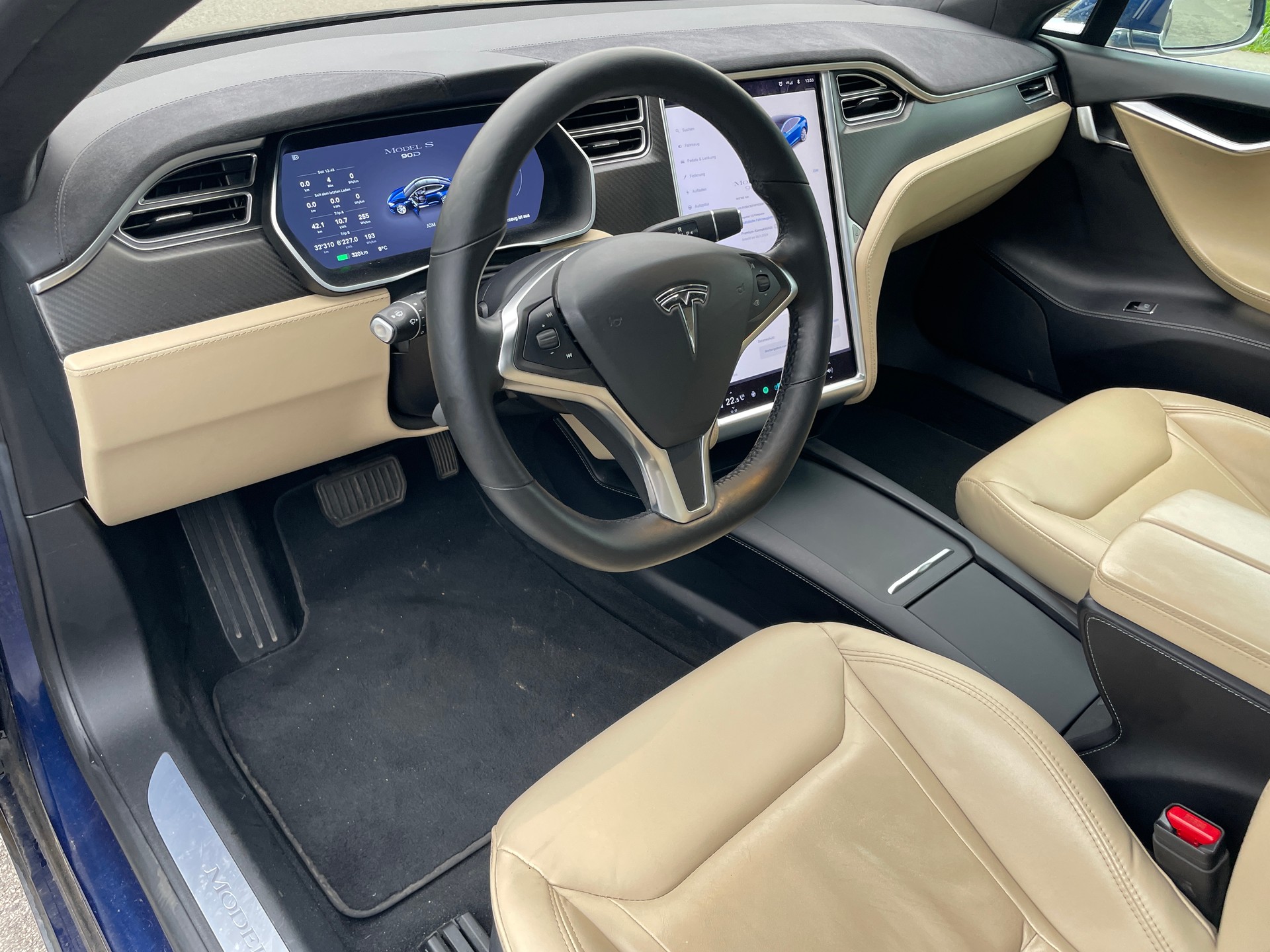 TESLA Model S 90 D-image-14