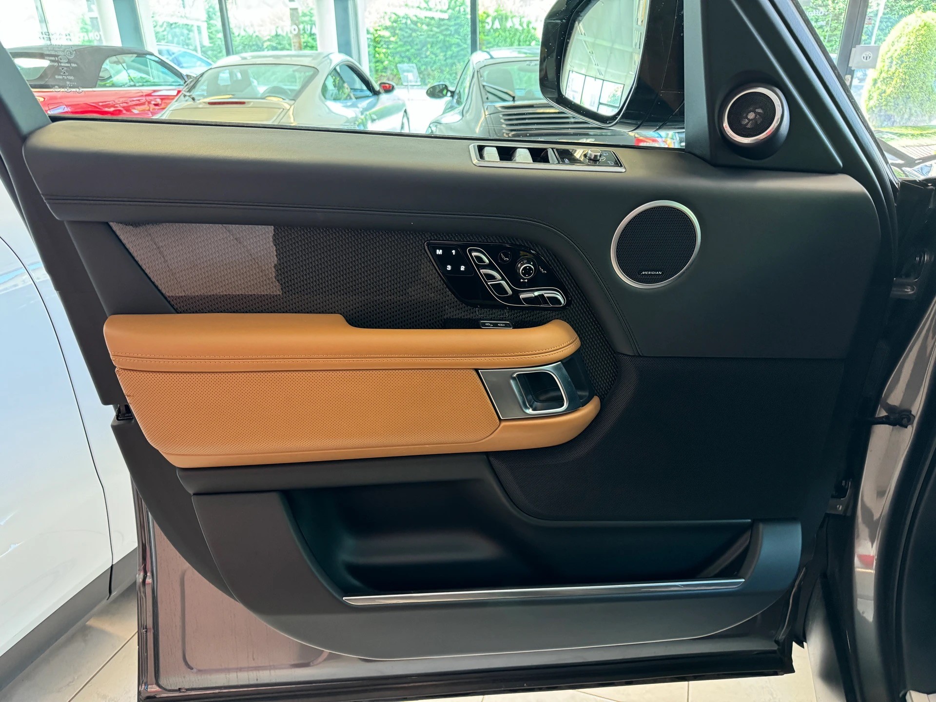 LAND ROVER Range Rover 5.0 V8 S/C SV AB Dynamic Automatic-image-6