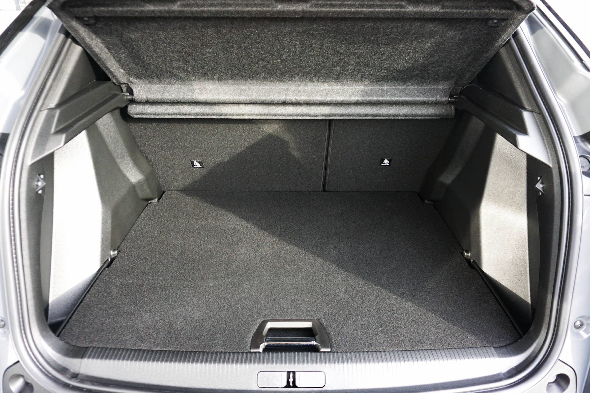 PEUGEOT 2008 1.2 Hybrid 145 Allure Premium-image-8