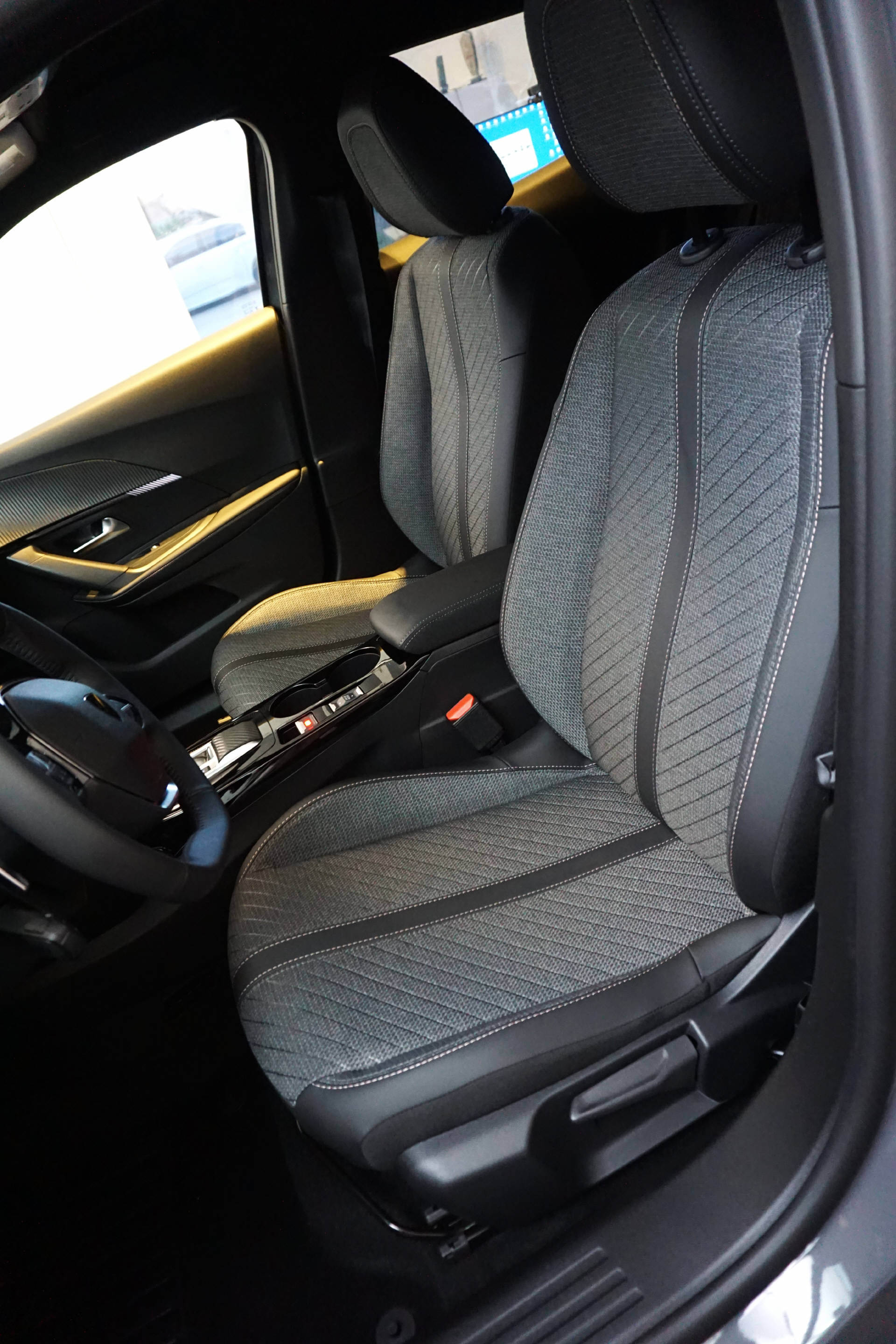 PEUGEOT 2008 1.2 Hybrid 145 Allure Premium-image-6