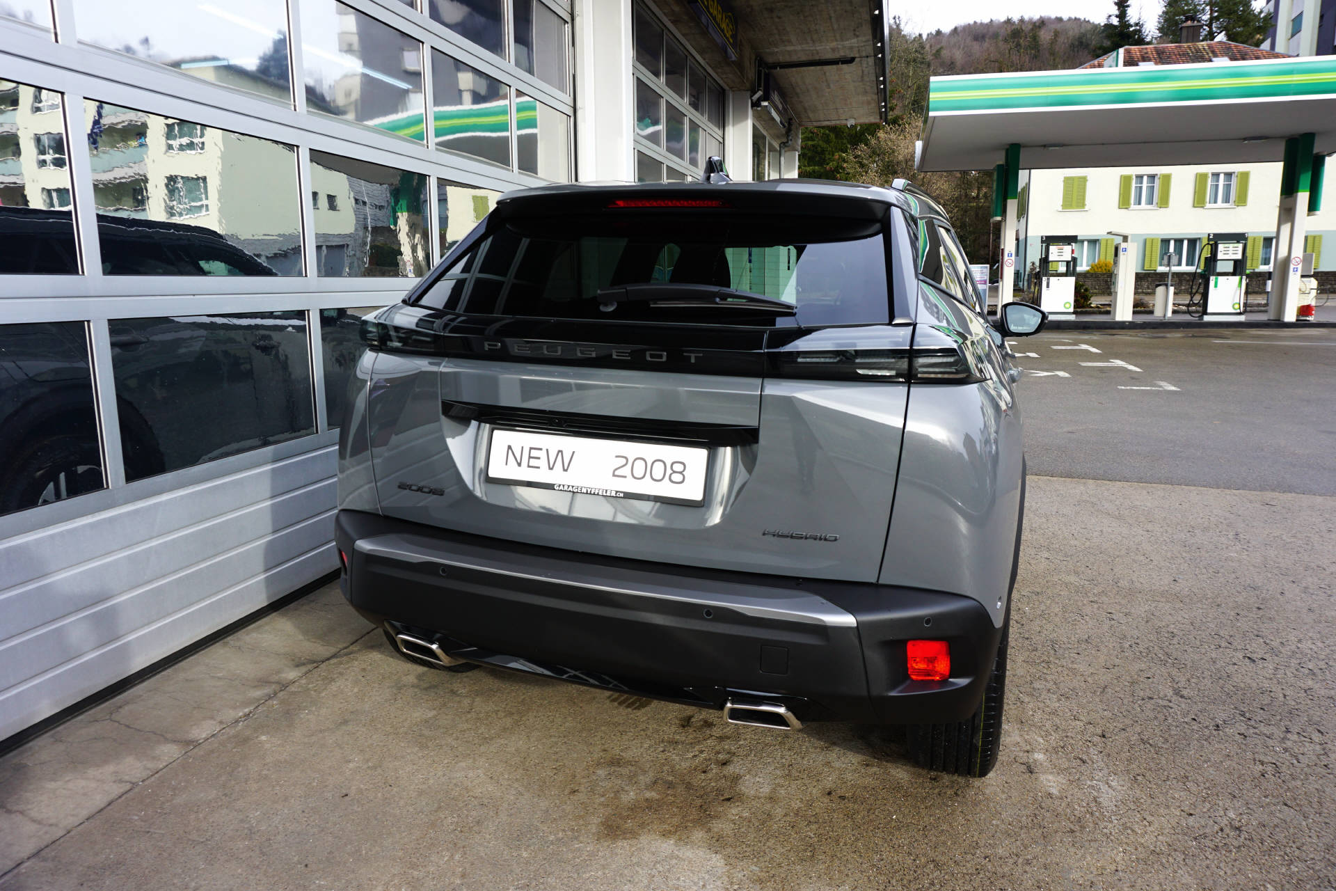 PEUGEOT 2008 1.2 Hybrid 145 Allure Premium-showroom-element-2