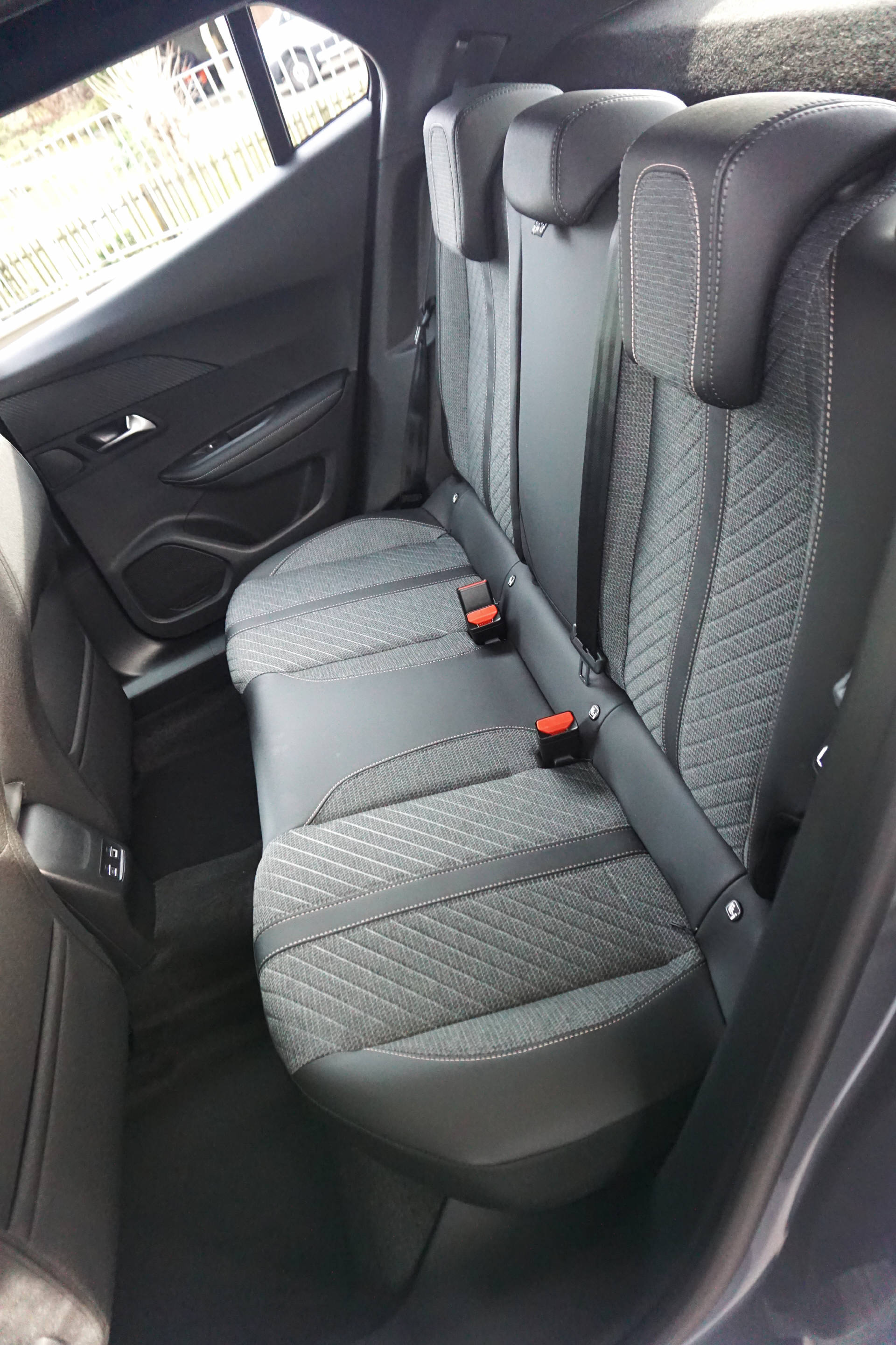 PEUGEOT 2008 1.2 Hybrid 145 Allure Premium-image-7