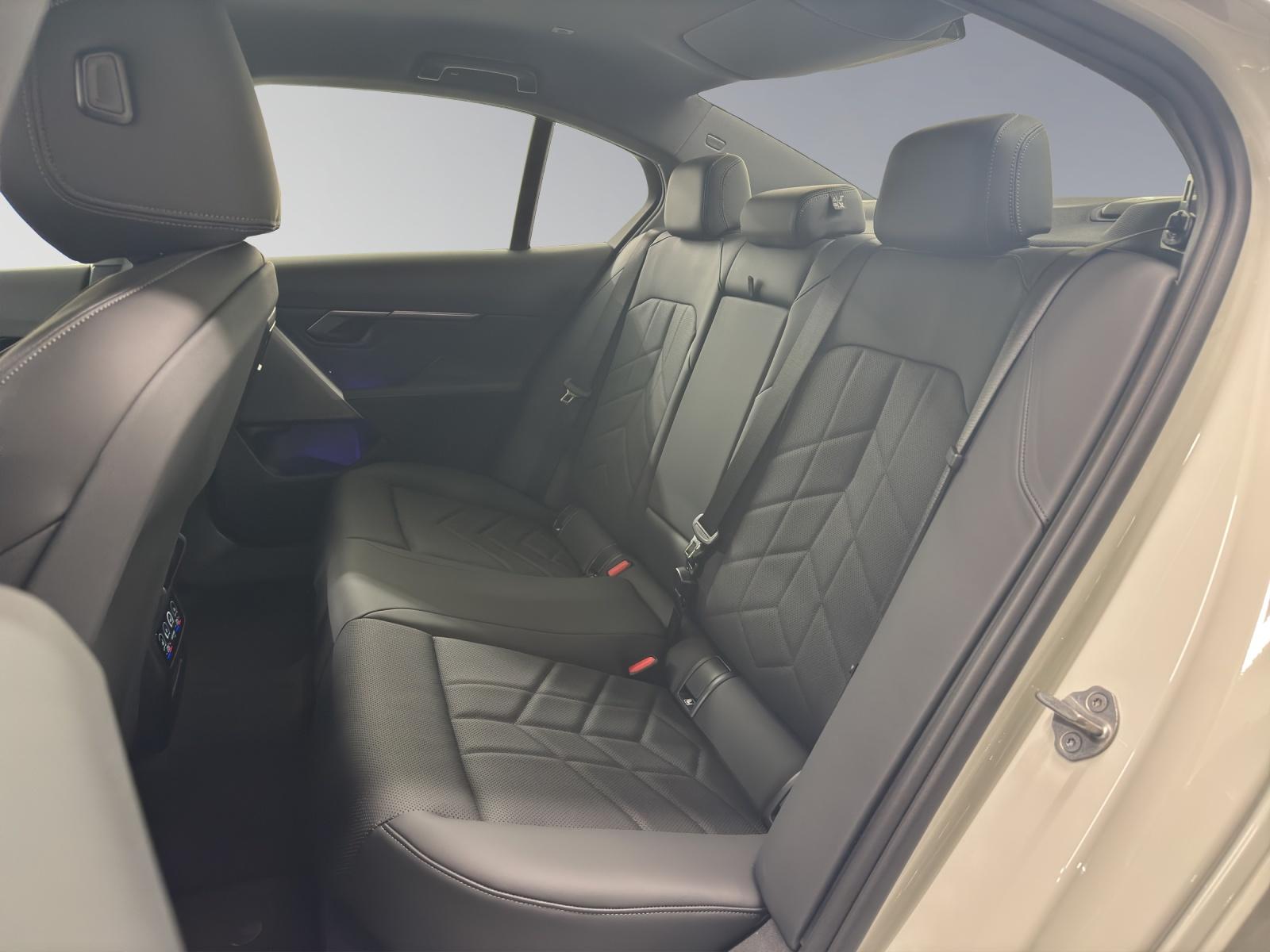 BMW i5 eDrive40-image-11