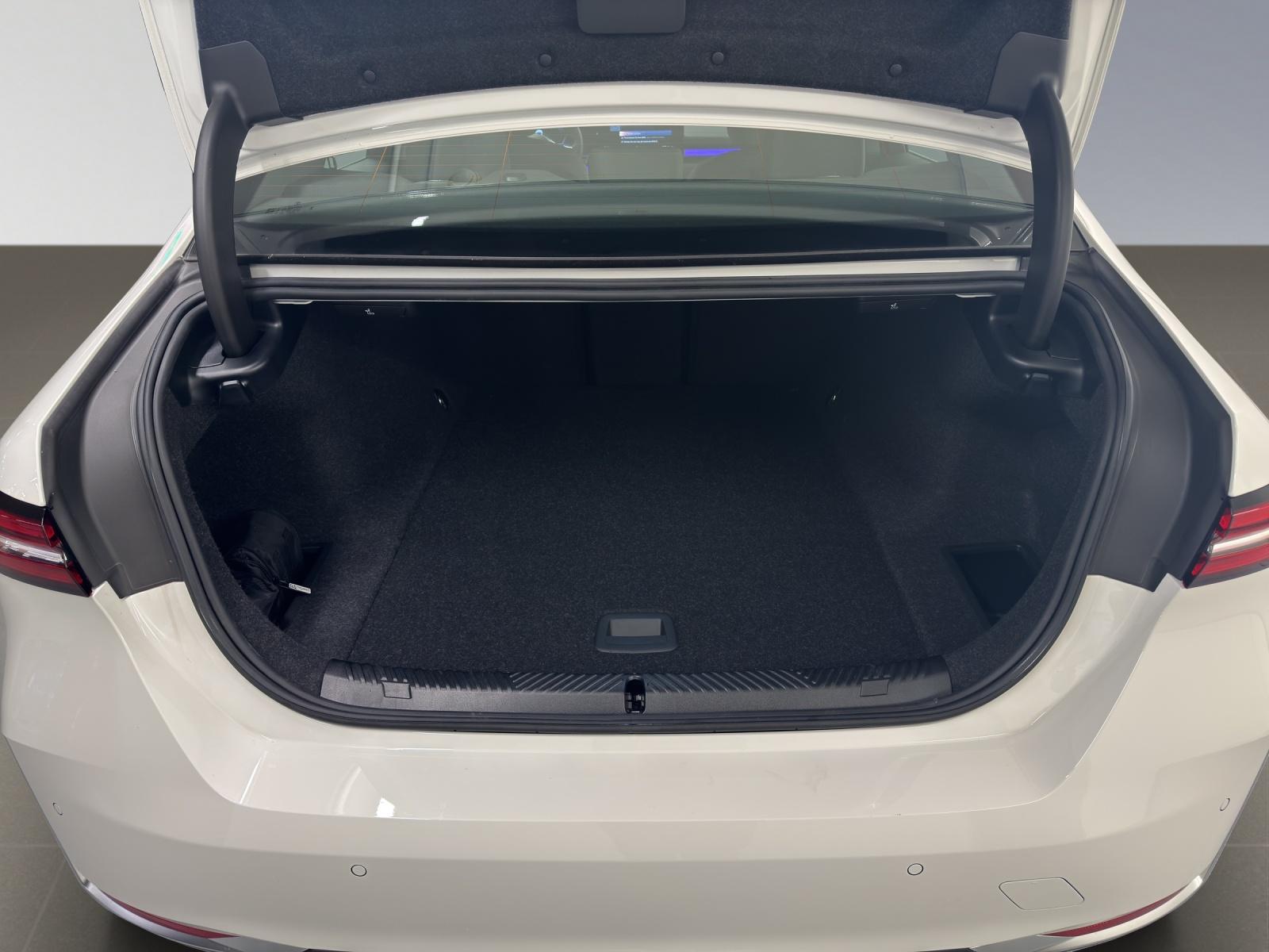 BMW i5 eDrive40-image-9