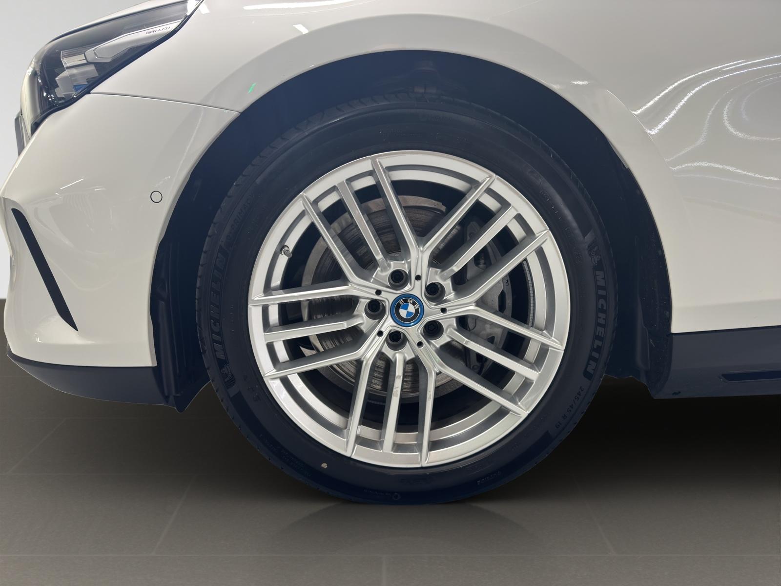 BMW i5 eDrive40-image-8