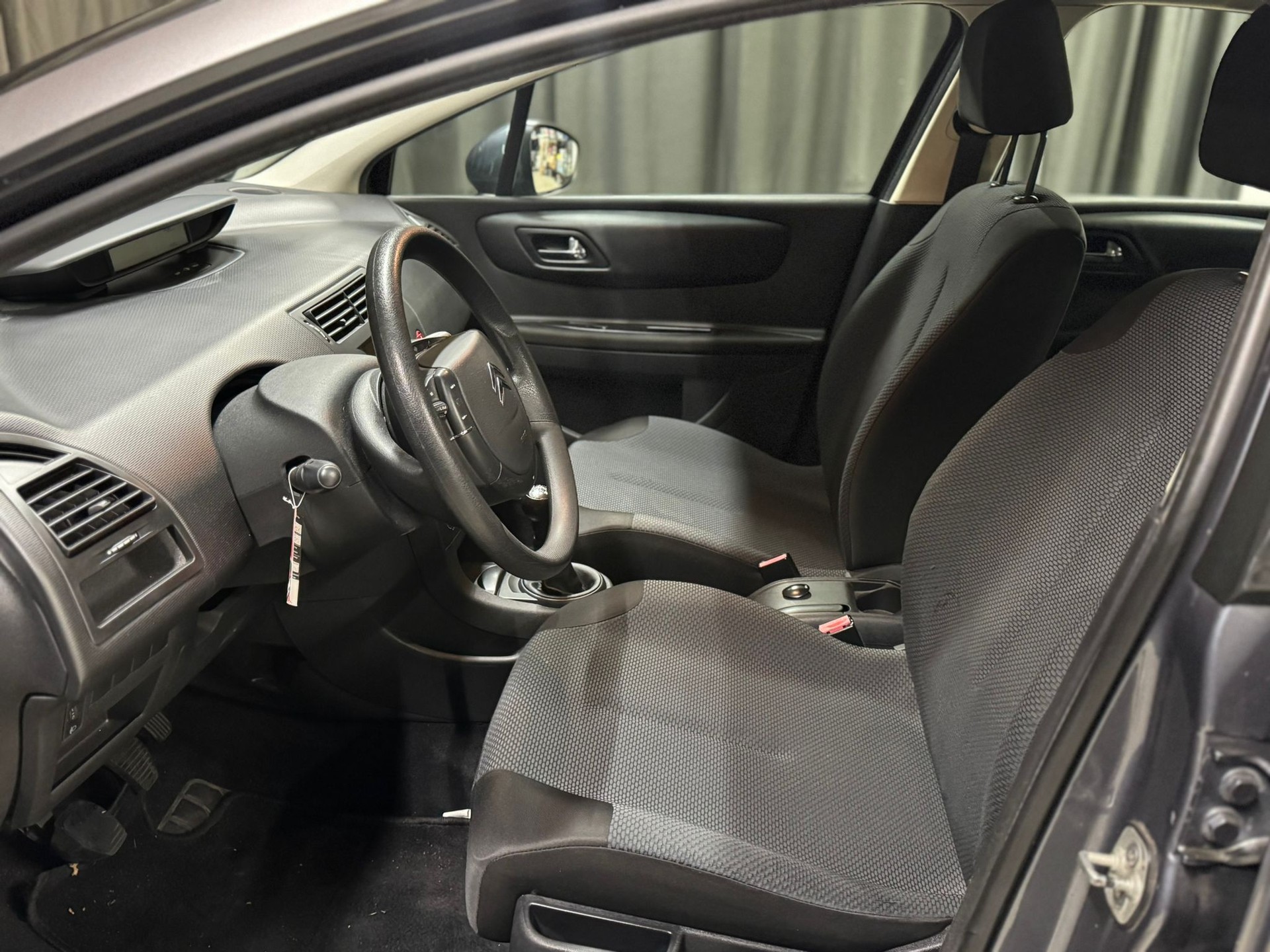 CITROEN C4 Berline 1.4i 16V Essentiel (X)-image-6