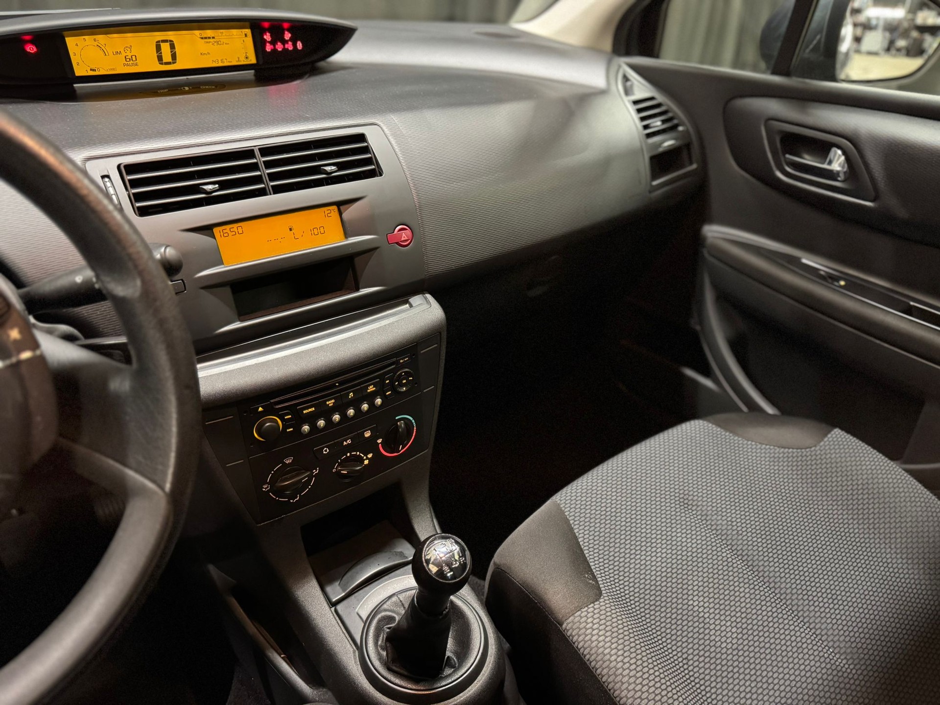 CITROEN C4 Berline 1.4i 16V Essentiel (X)-image-10