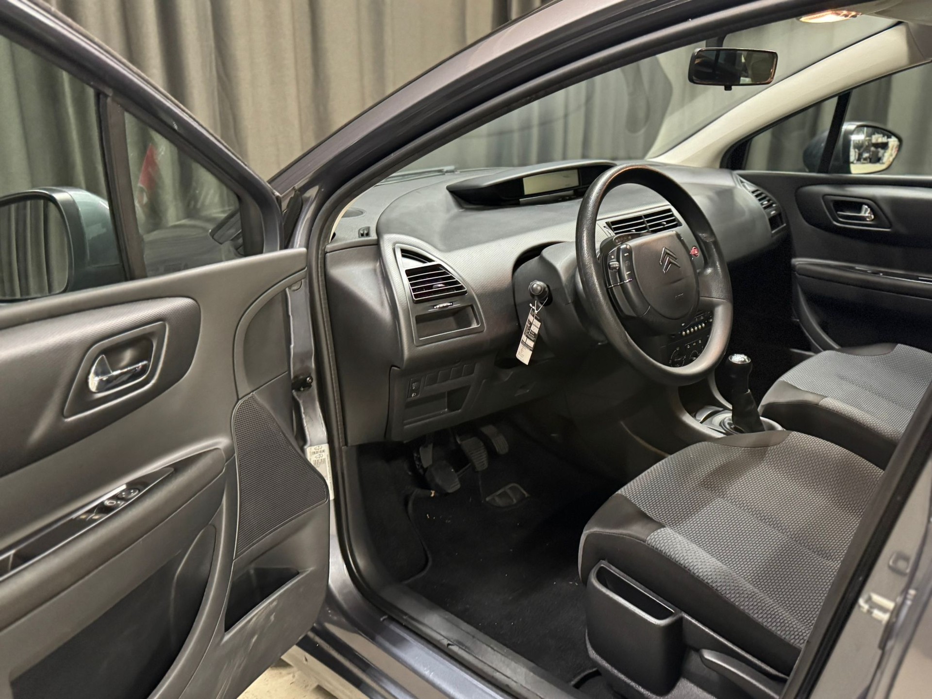 CITROEN C4 Berline 1.4i 16V Essentiel (X)-image-8