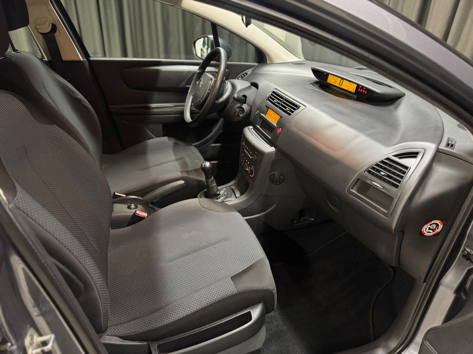 CITROEN C4 Berline 1.4i 16V Essentiel (X)-image-12