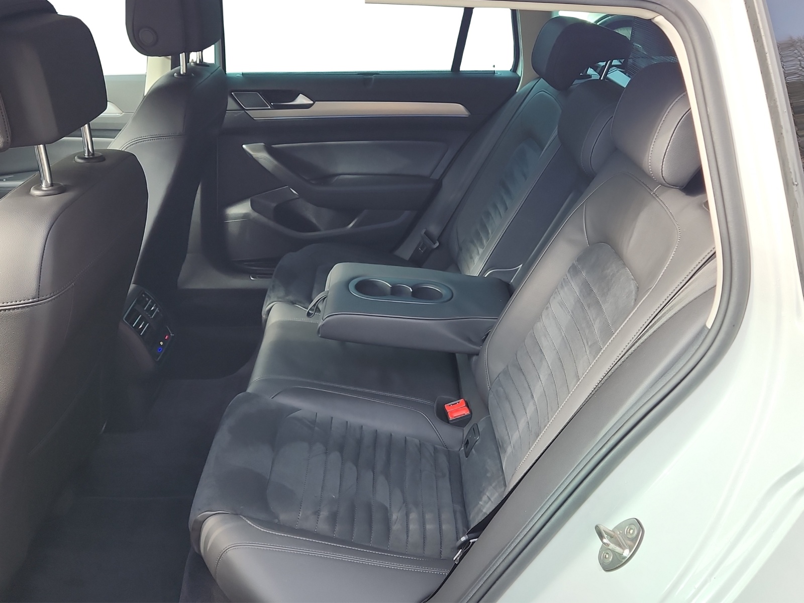 VW Passat Variant 2.0 TDI BMT High. DSG 4Motion-image-13