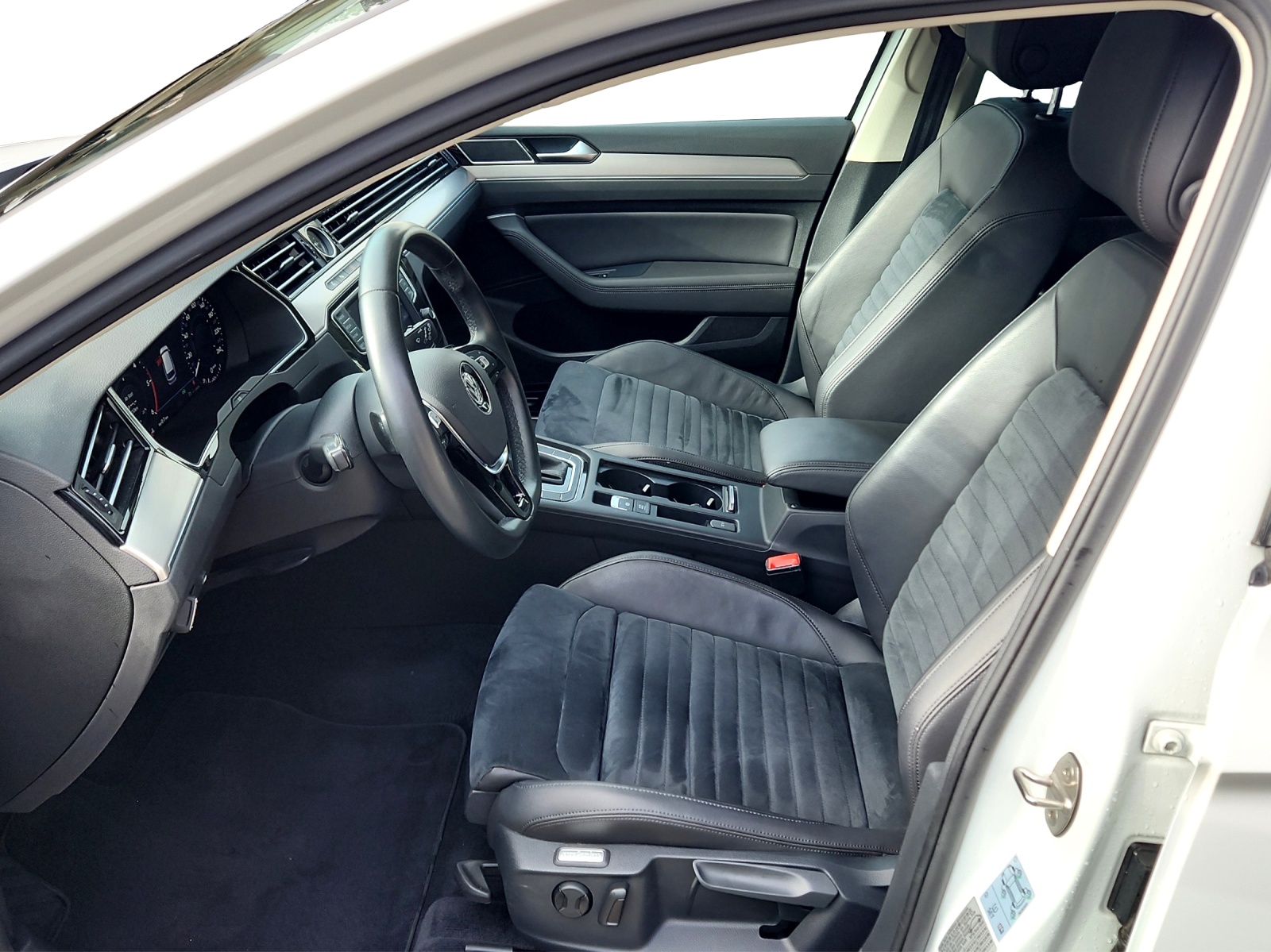 VW Passat Variant 2.0 TDI BMT High. DSG 4Motion-image-11