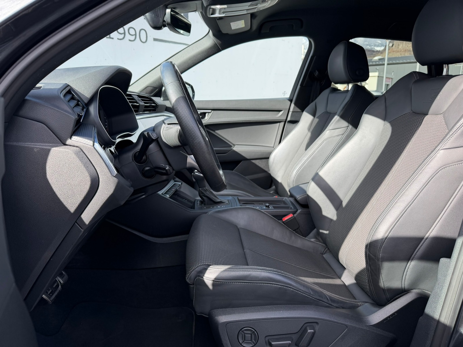 AUDI Q3 40 TFSI S line quattro S-tronic-image-5
