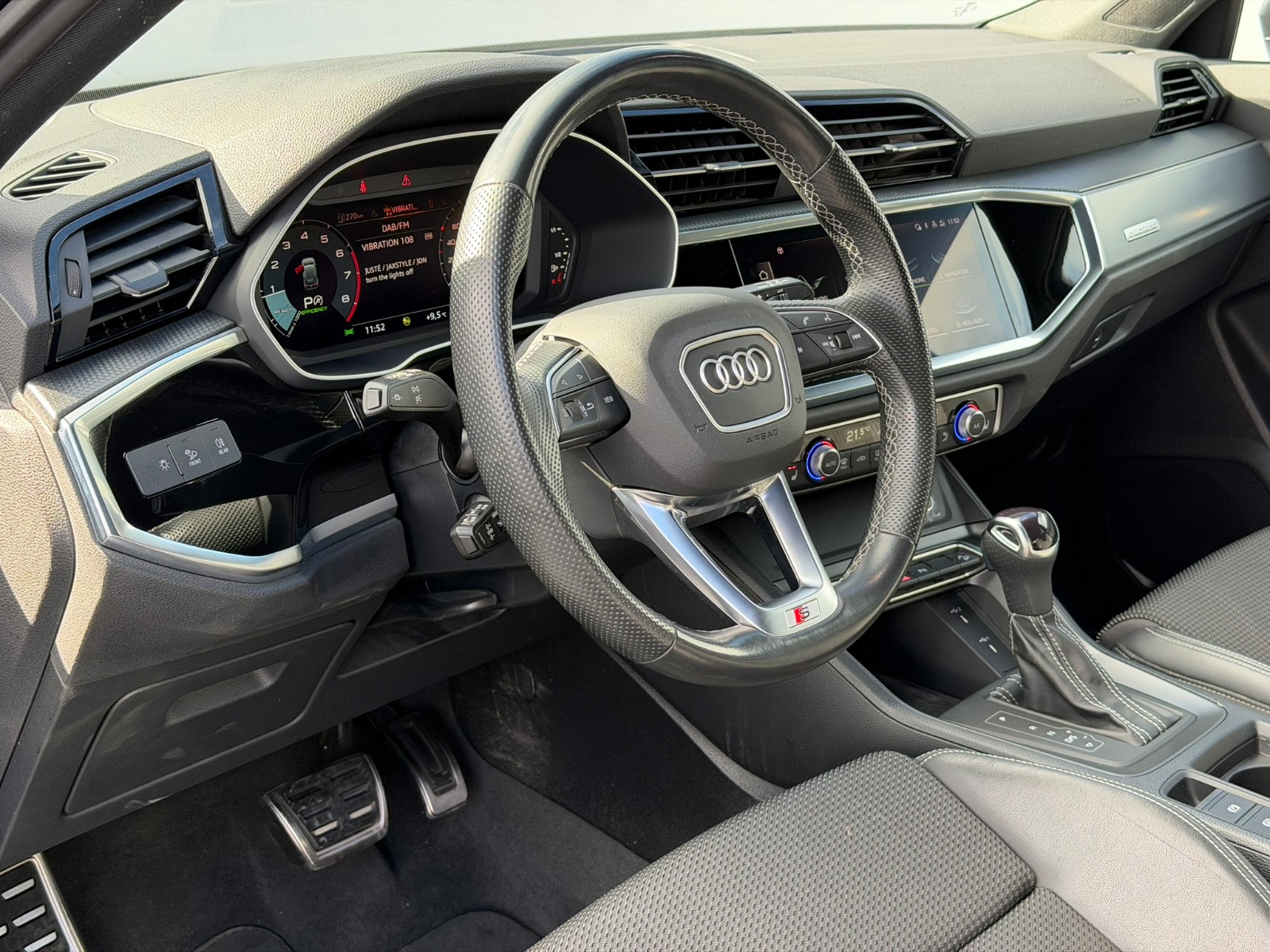 AUDI Q3 40 TFSI S line quattro S-tronic-image-6