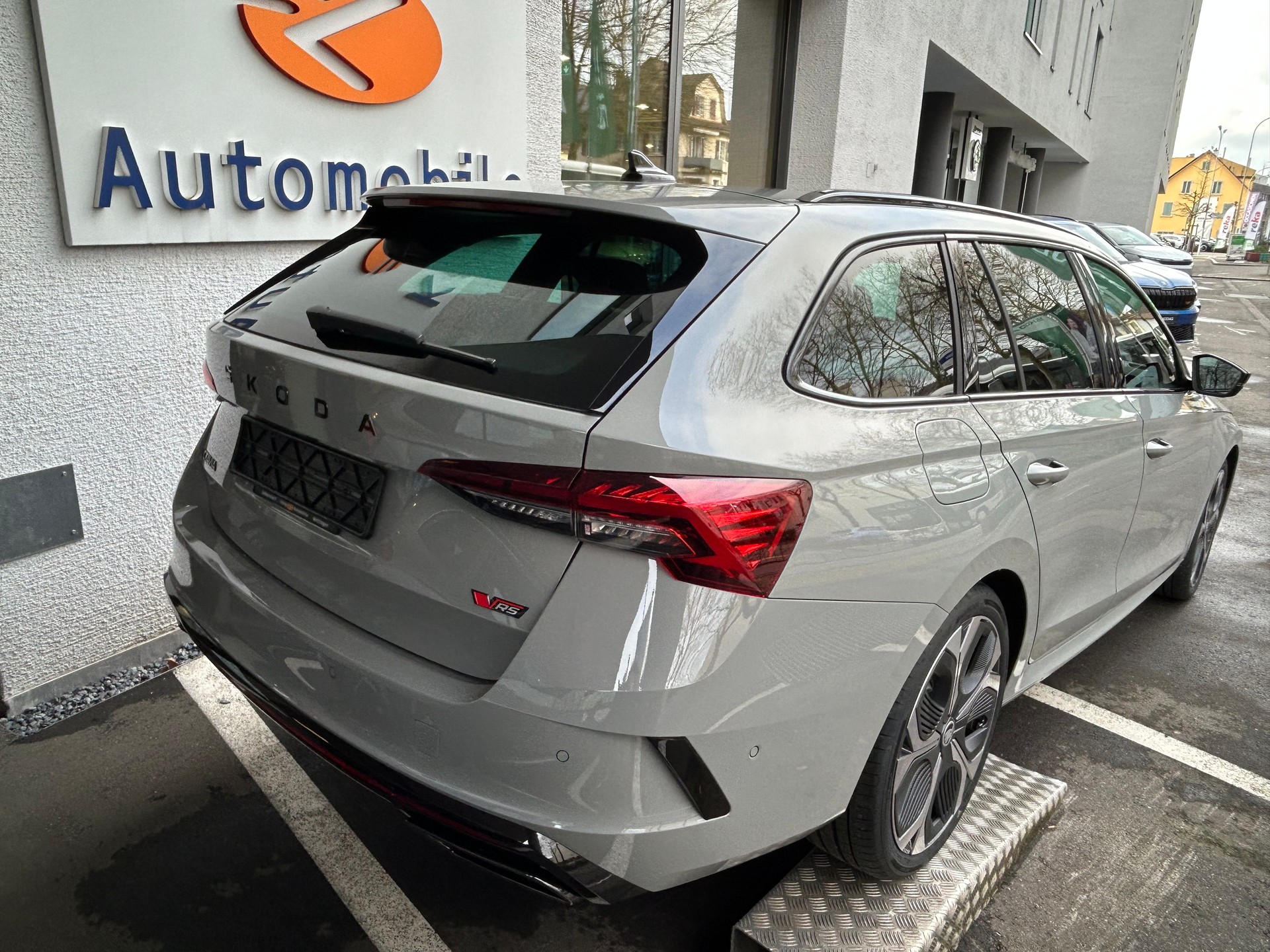 SKODA Octavia Combi 2.0 TSI DSG RS-image-2