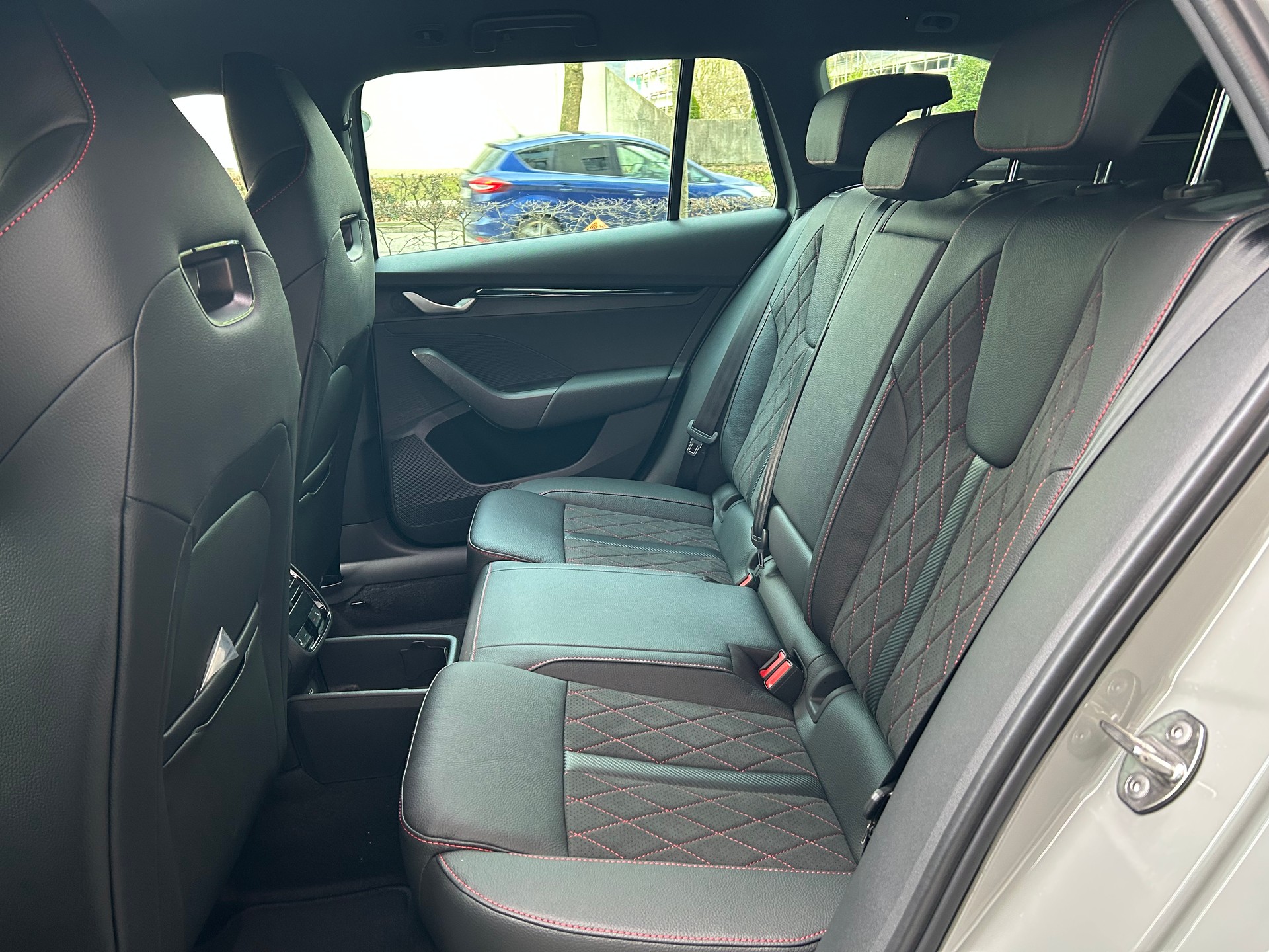 SKODA Octavia Combi 2.0 TSI DSG RS-image-6