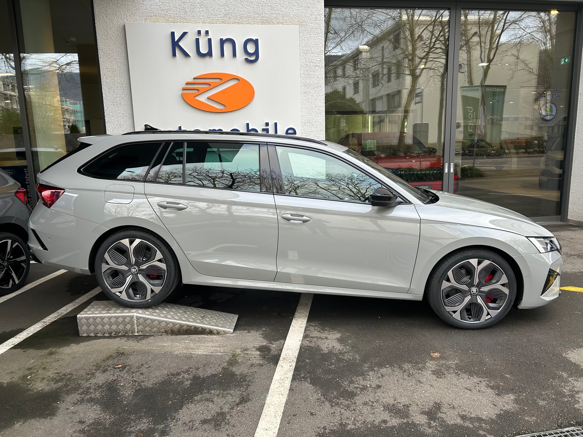 SKODA Octavia Combi 2.0 TSI DSG RS-image-1
