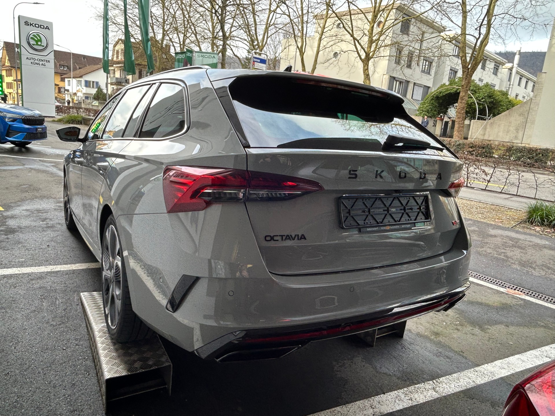 SKODA Octavia Combi 2.0 TSI DSG RS-image-3