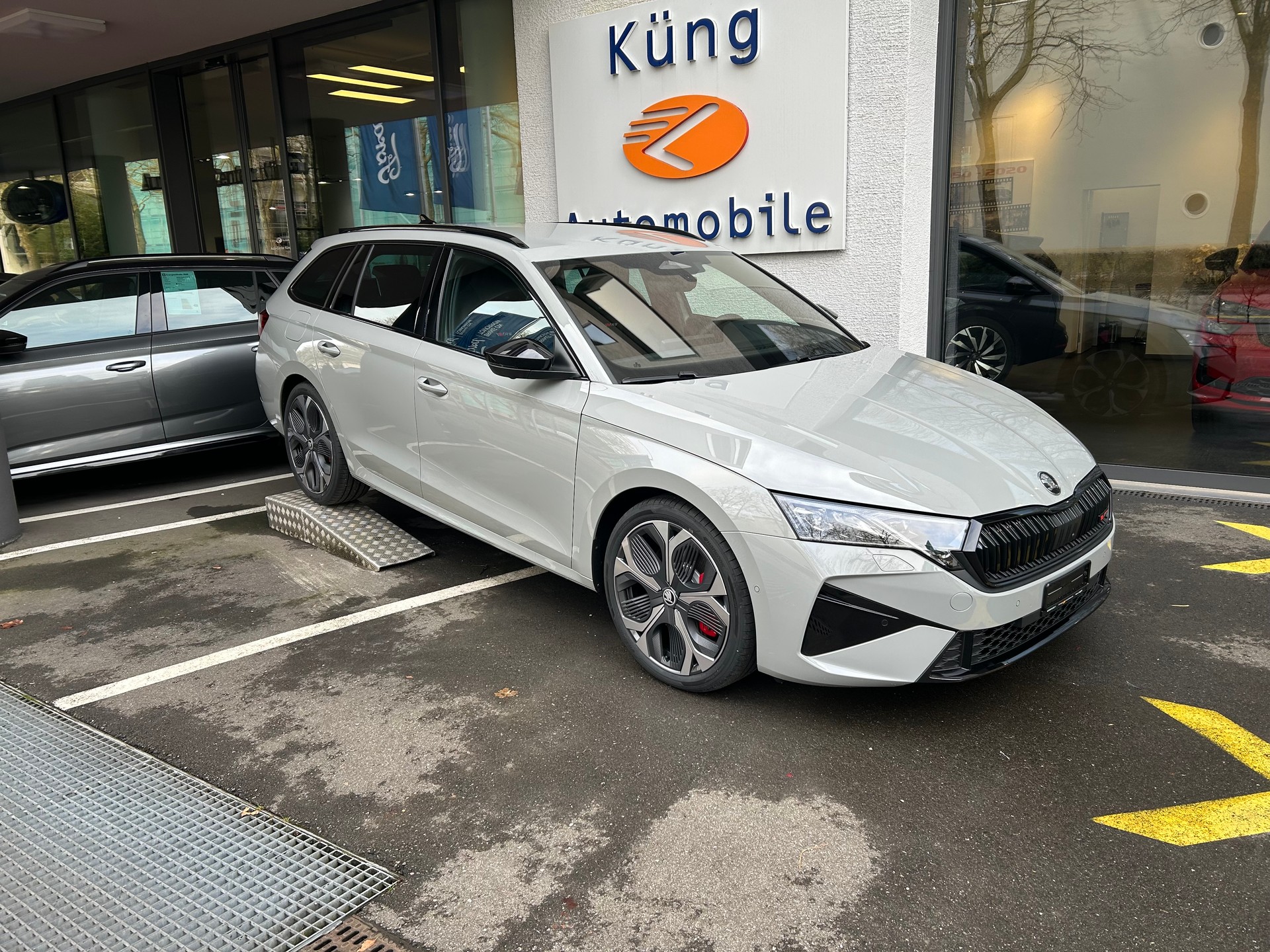 SKODA Octavia Combi 2.0 TSI DSG RS-image-0