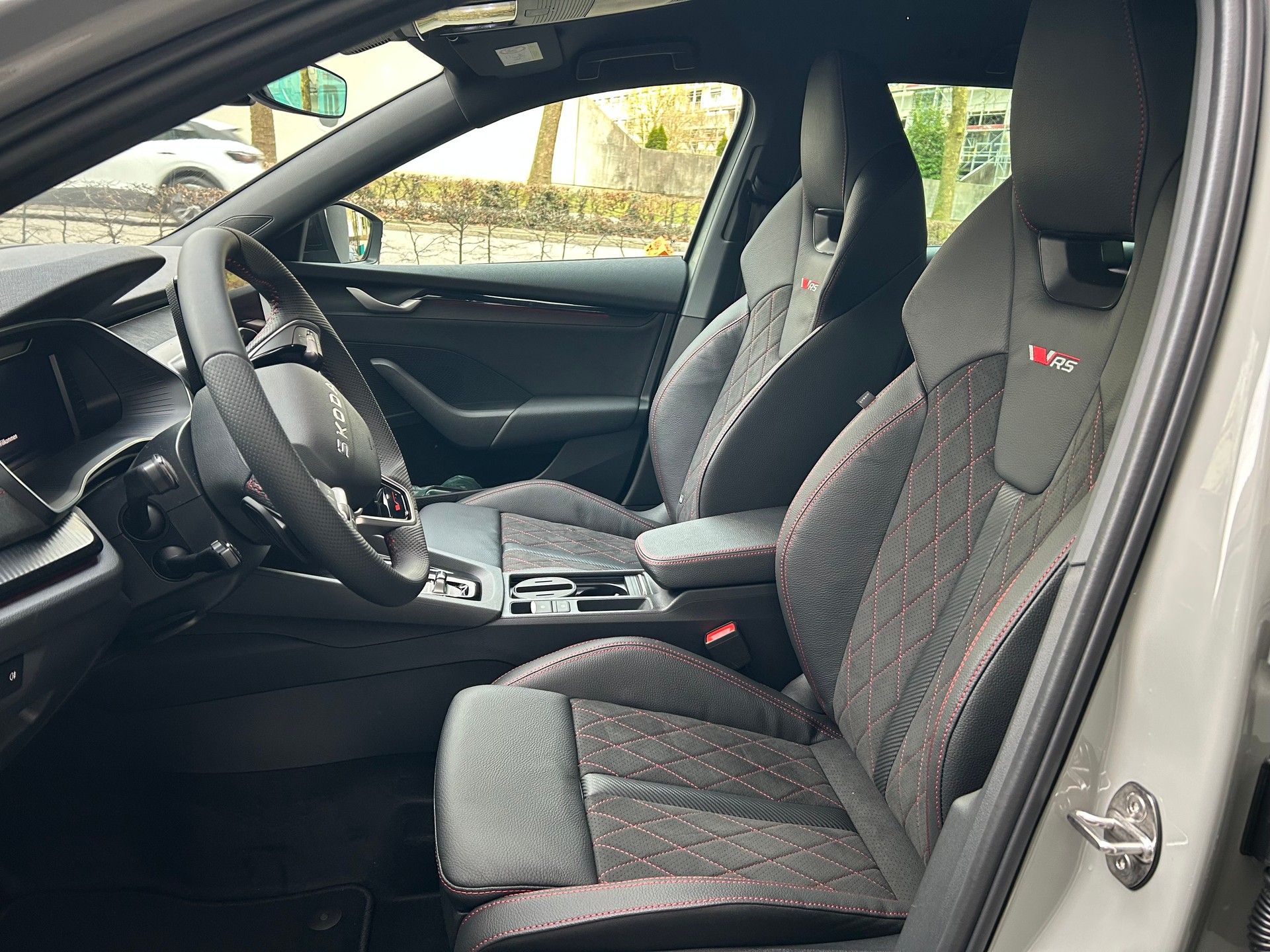 SKODA Octavia Combi 2.0 TSI DSG RS-image-8