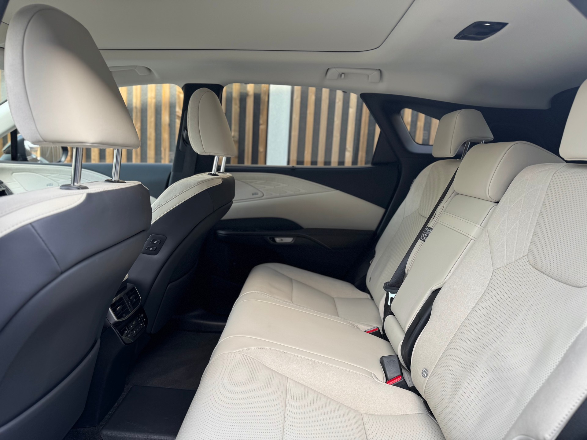 LEXUS RX 450h+ Ecxellence AWD CVT-image-6