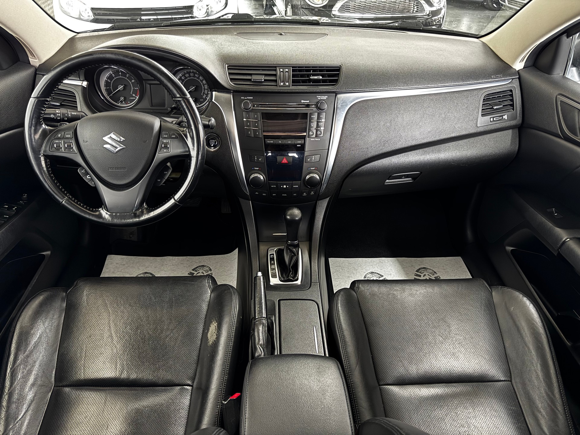 SUZUKI Kizashi 2.4 GL Top 4WD CVT-image-11